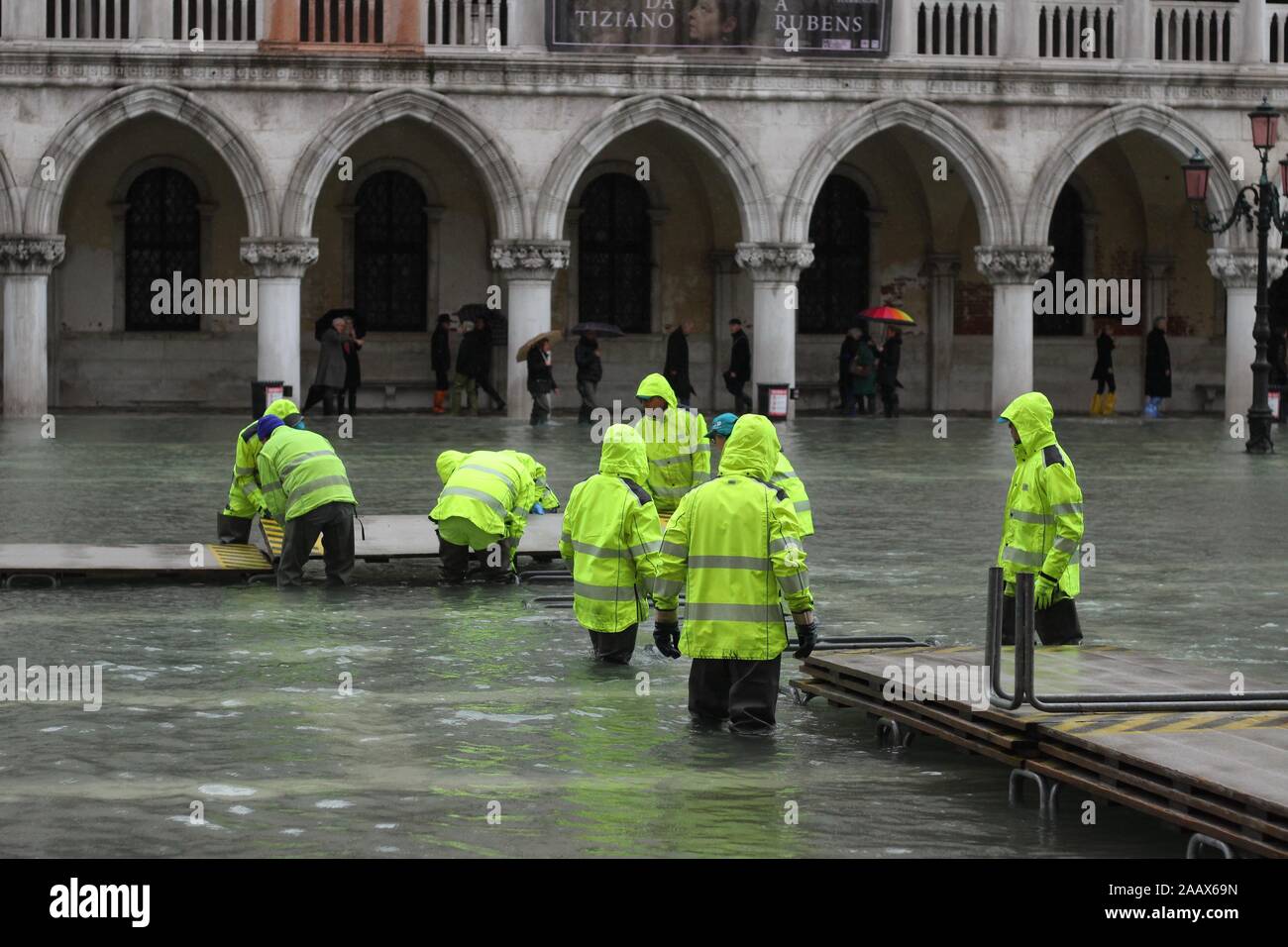 Les gens traverser un sentier provisoire construit sur les eaux de crue Banque D'Images