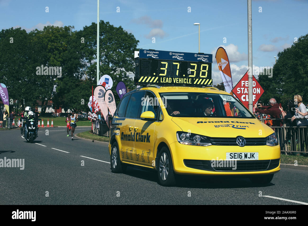 Gateshead/UK - 8 sept 2019. Great North Run 2019 : Sir Mo Farah en deuxième place derrière Tamirat Tola avec pace car à Marathon - Newcastle upon Tyne et Gateshead Banque D'Images