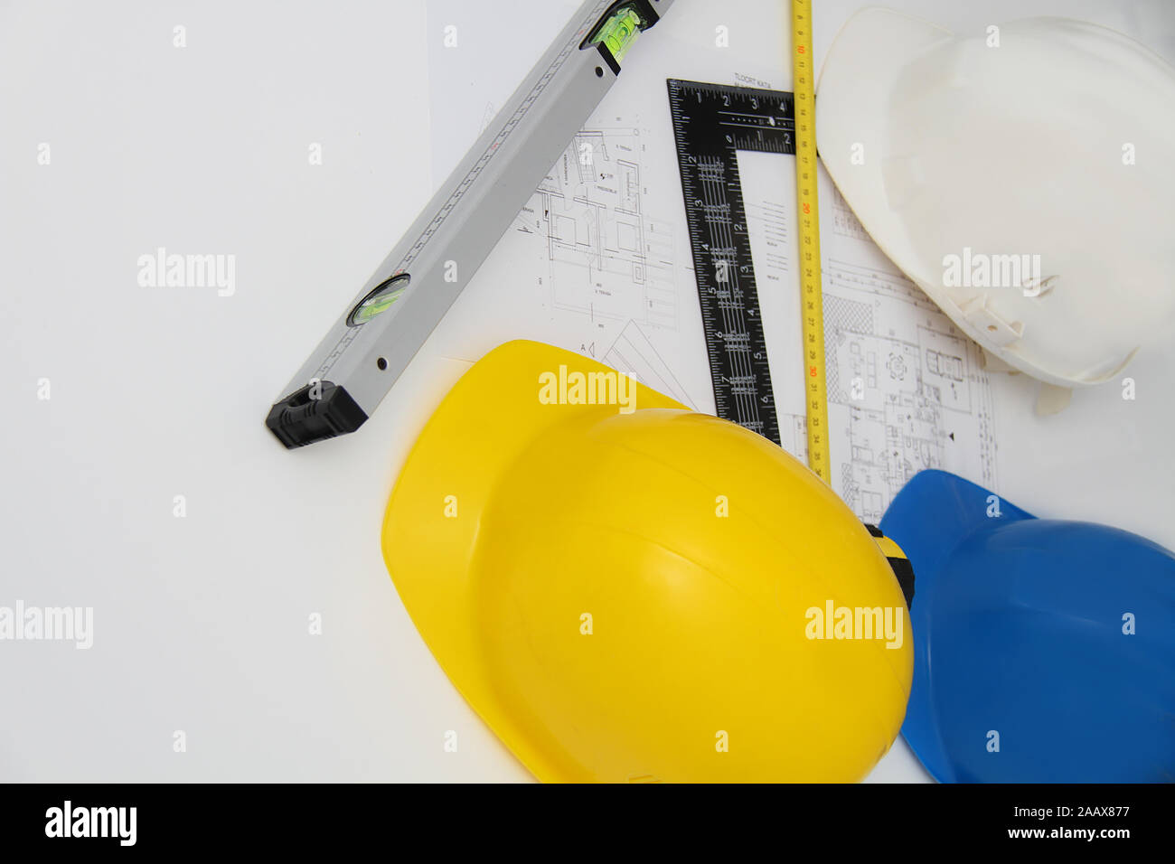 Les casques et les outils pour les plans de construction et des bâtiments Banque D'Images