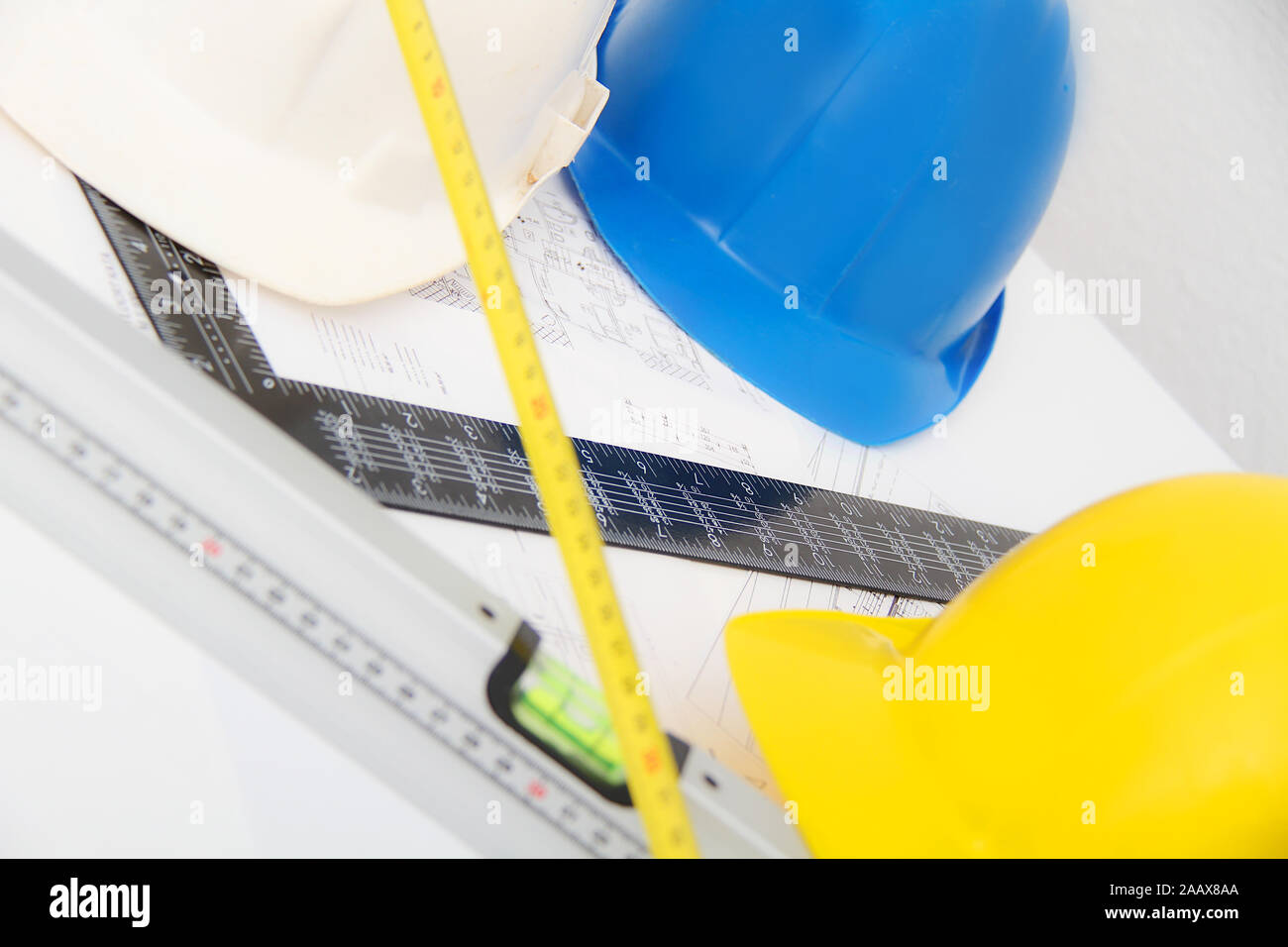 Les casques et les outils pour les plans de construction et des bâtiments Banque D'Images