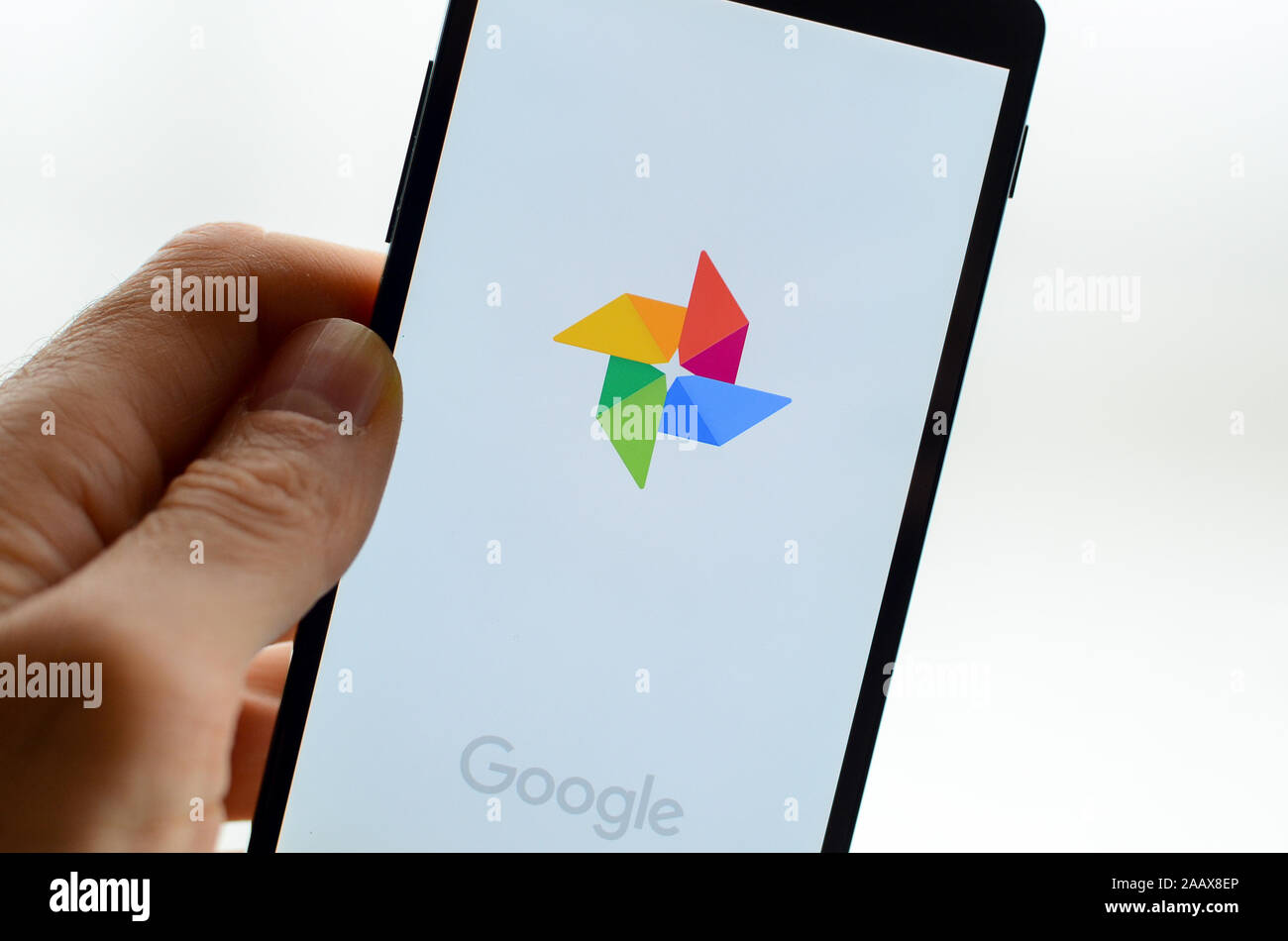 Un smartphone avec l'application Photos sur Google. Banque D'Images