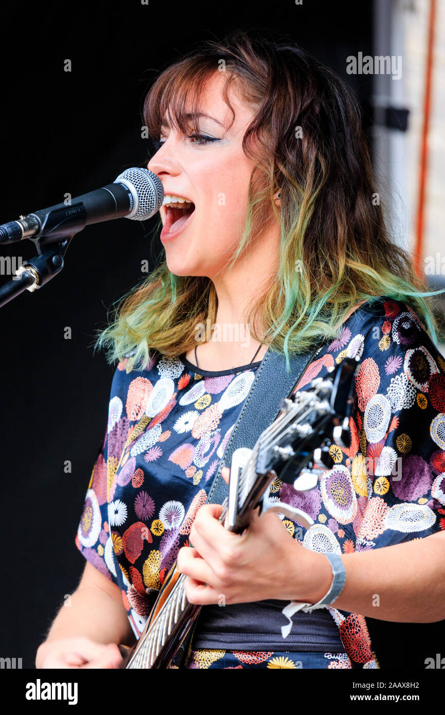 Auteur-compositeur, chanteur français Estelle Mey à Faversham Hop Festival. Jeune femme jouant de la guitare électrique et le chant dans le microphone. Banque D'Images