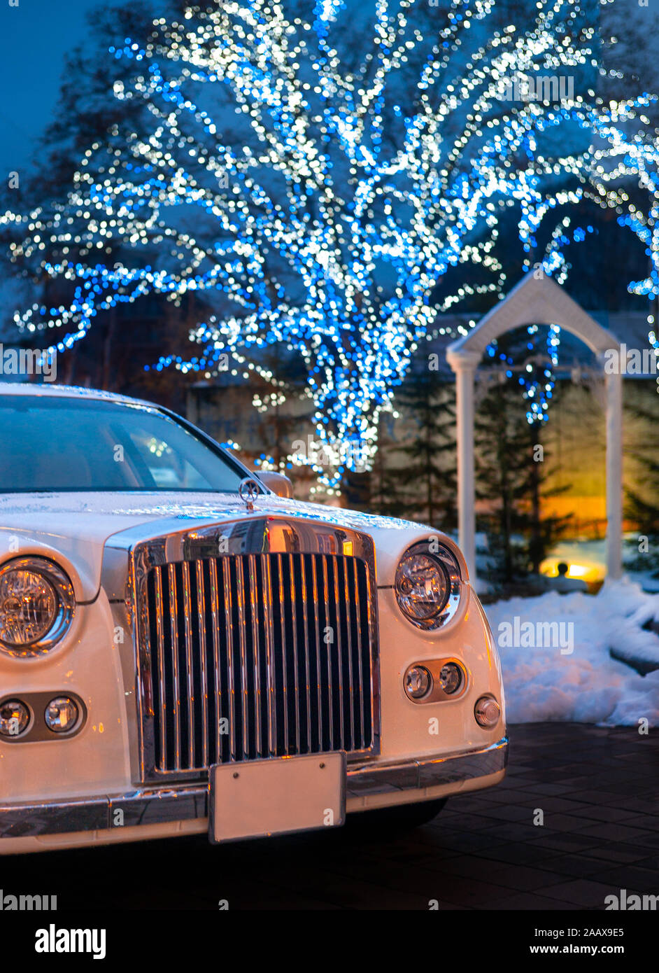 Limousine blanche avec Noël / vacances d'hiver. Banque D'Images
