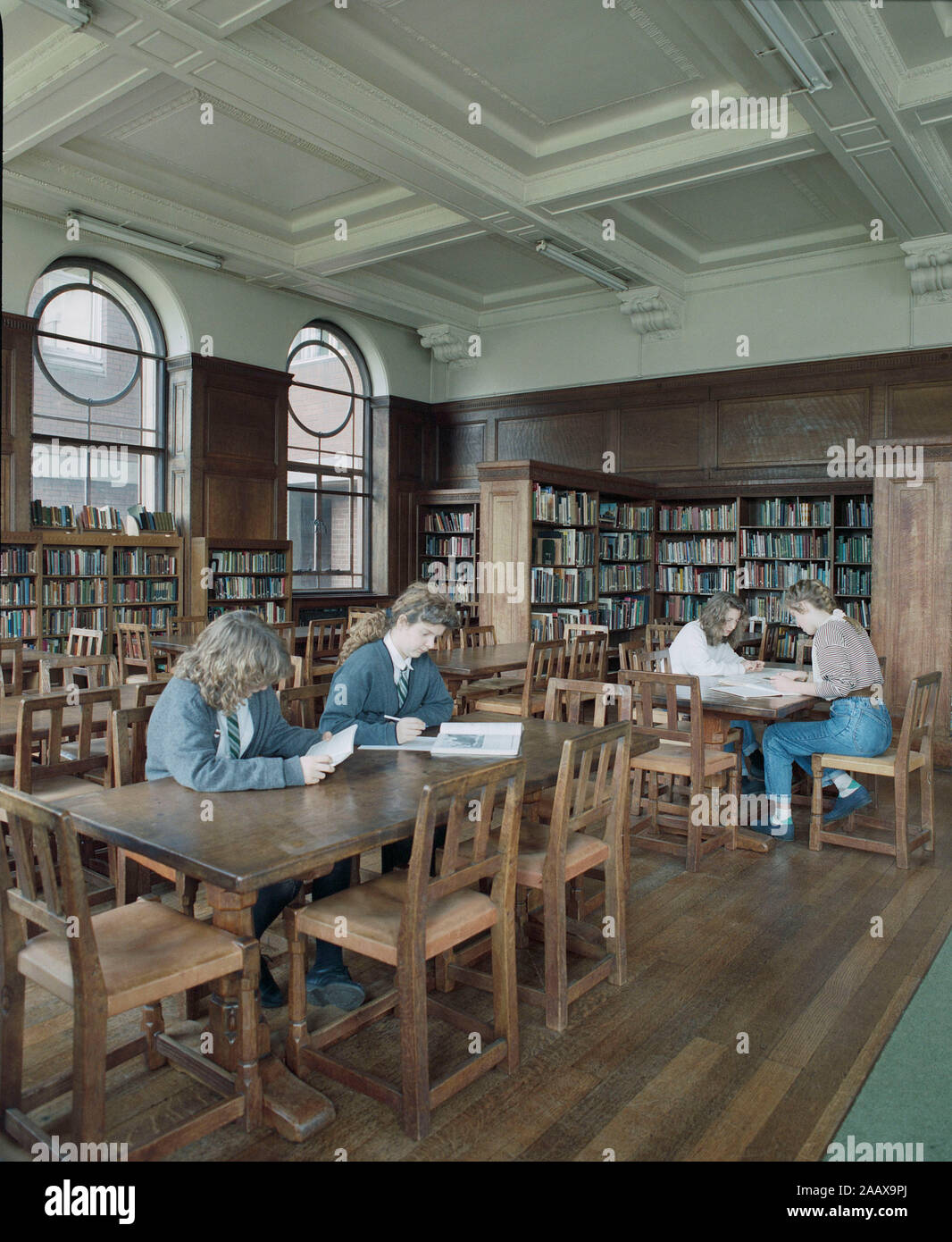 1989 élèves dans bibliothèque de l'école, de Leeds, dans le Nord de l'Angleterre, Royaume-Uni Banque D'Images