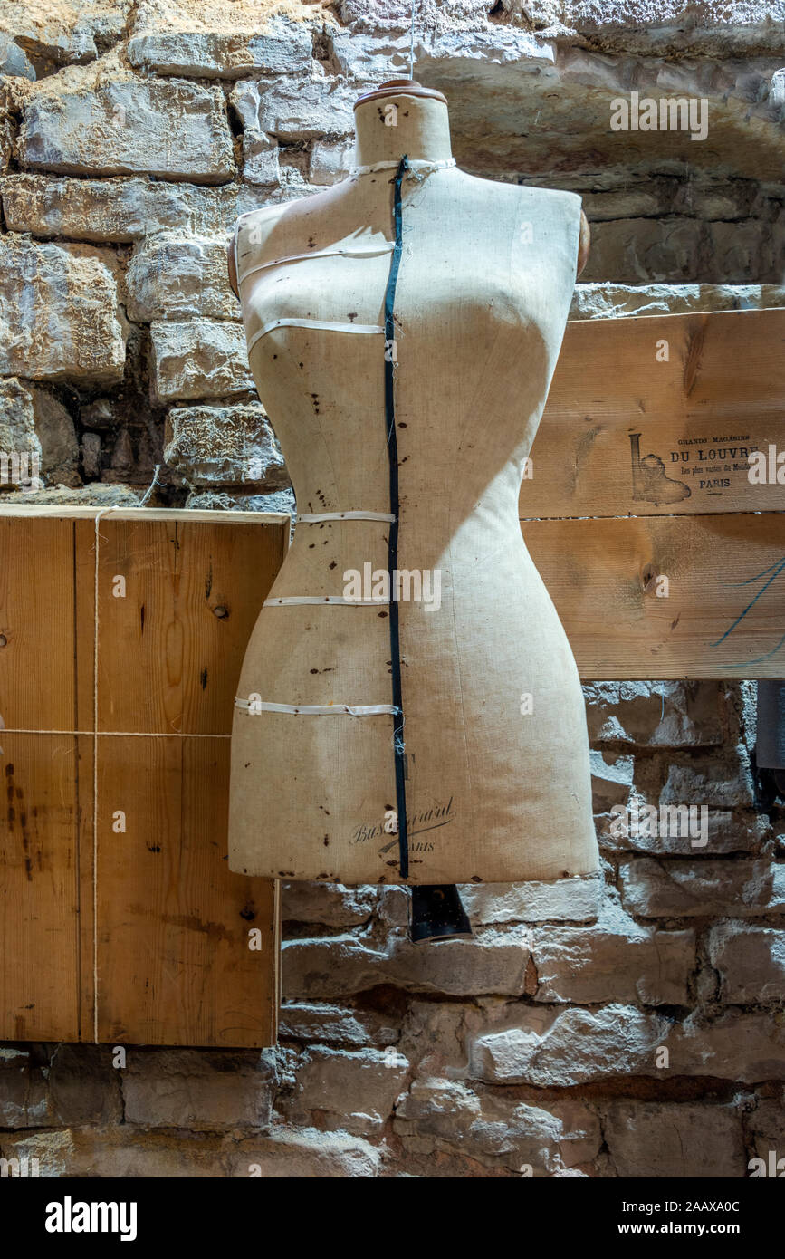 Un dix-neuvième siècle, la couture ou le mannequin factice, Musée Charles Portal, Cordes-sur-Ciel, Occitanie, France. Banque D'Images