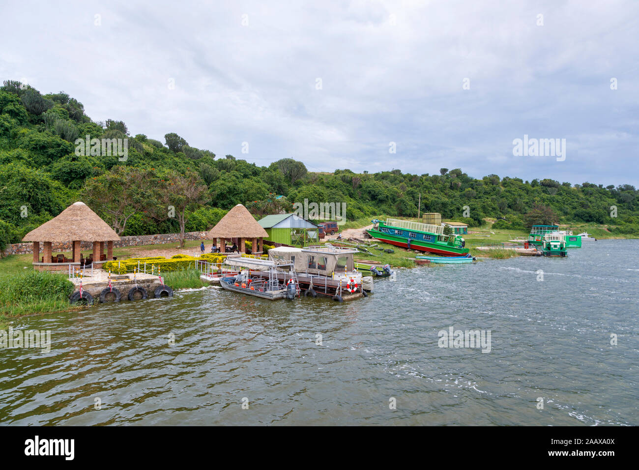 River safari wildlife tours boat station ci-dessous Myewa Safari Lodge sur Canal Kazinga par Lake Edward dans le Parc national Queen Elizabeth, à l'ouest de l'Ouganda Banque D'Images