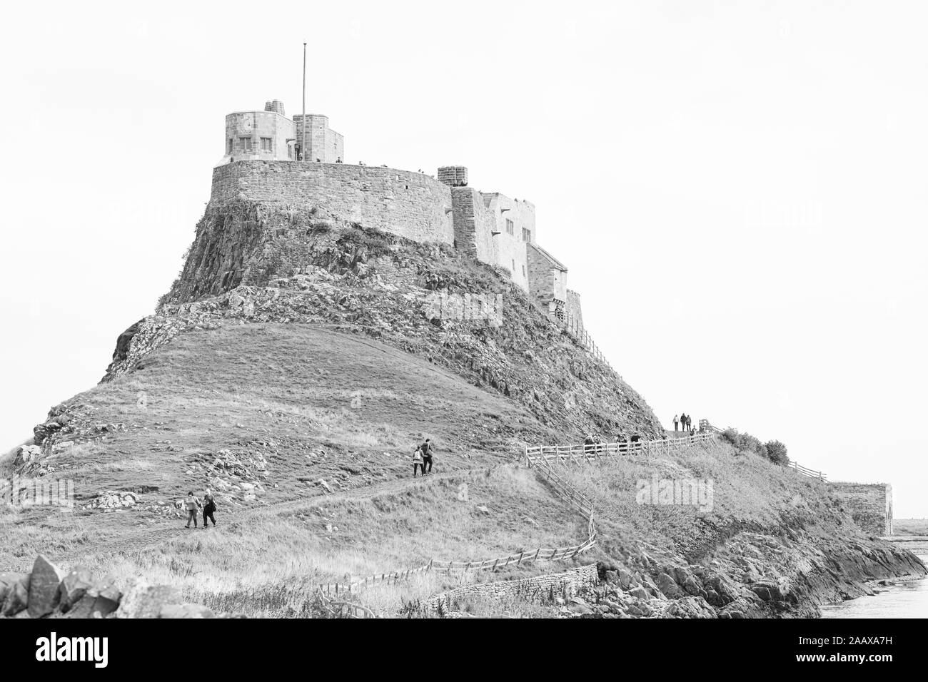 Lindisfarne/Angleterre: 10 sept 2019: Château de l'île Sainte en noir et blanc Banque D'Images
