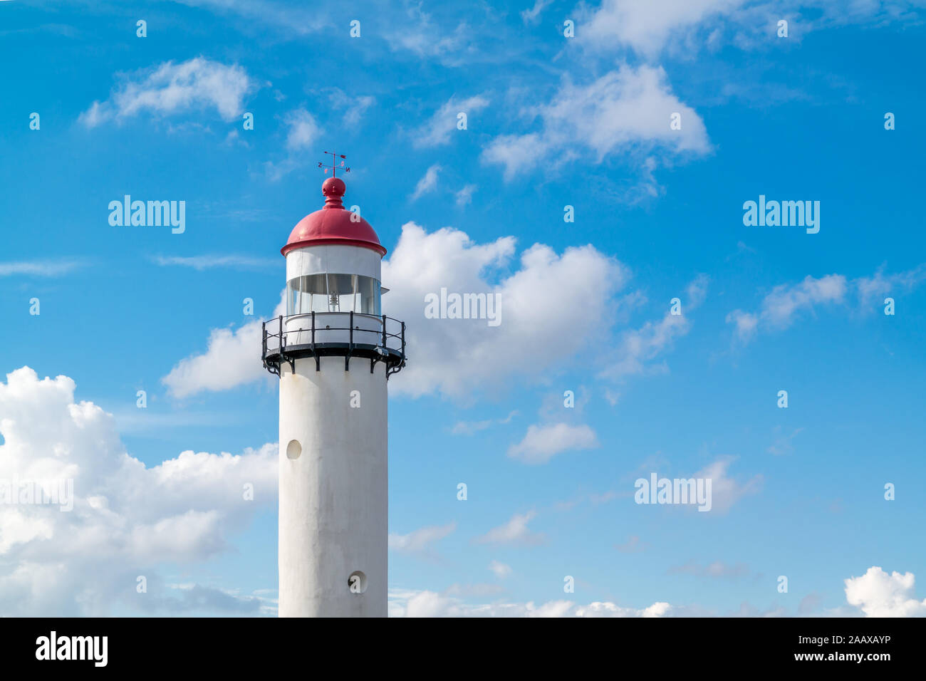 Blanc rouge brique phare avec haut contre le ciel bleu avec des nuages, les Pays-Bas à Hellevoetsluis Banque D'Images
