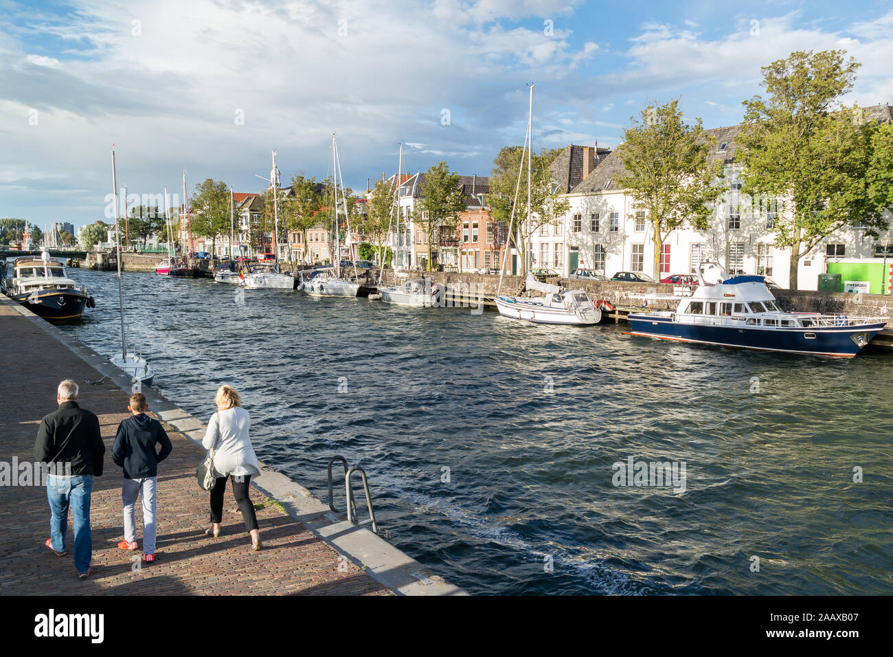 Les gens qui marchent sur les quais de port de Hellevoetsluis en Hollande du Sud, Pays-Bas Banque D'Images