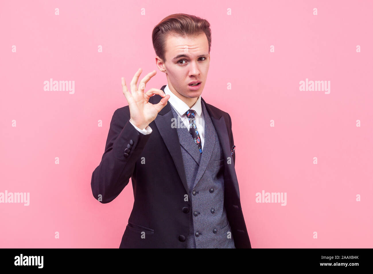 Portrait de l'homme satisfait de faire ok geste, montrant signe d'approbation et, comme s'assurer que tout va bien, à la recherche de sérieux et de con Banque D'Images