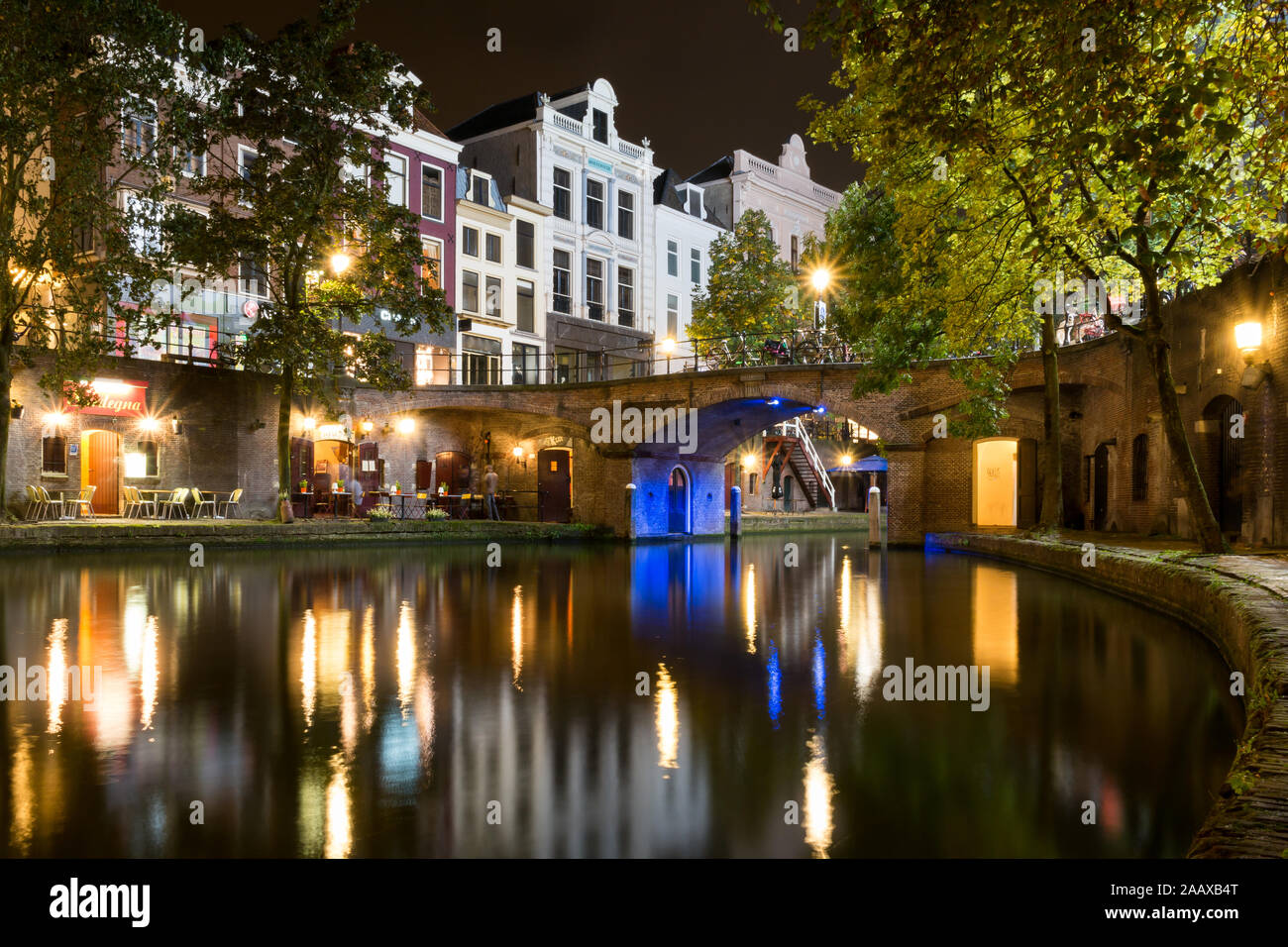 Niveau quai Vue de nuit Oudegracht canal dans le vieux centre-ville d'Utrecht, Pays-Bas Banque D'Images