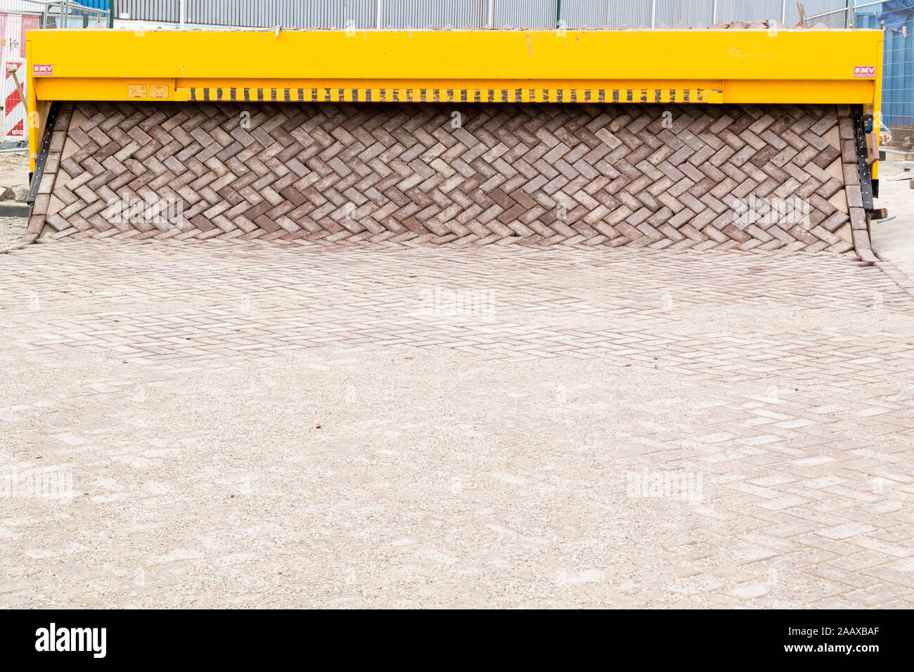 Route de la brique faisant la machine pose un tapis de briques en formation pour créer de nouveaux ouvrant sur la rue ou la route, La Haye, Pays-Bas Banque D'Images