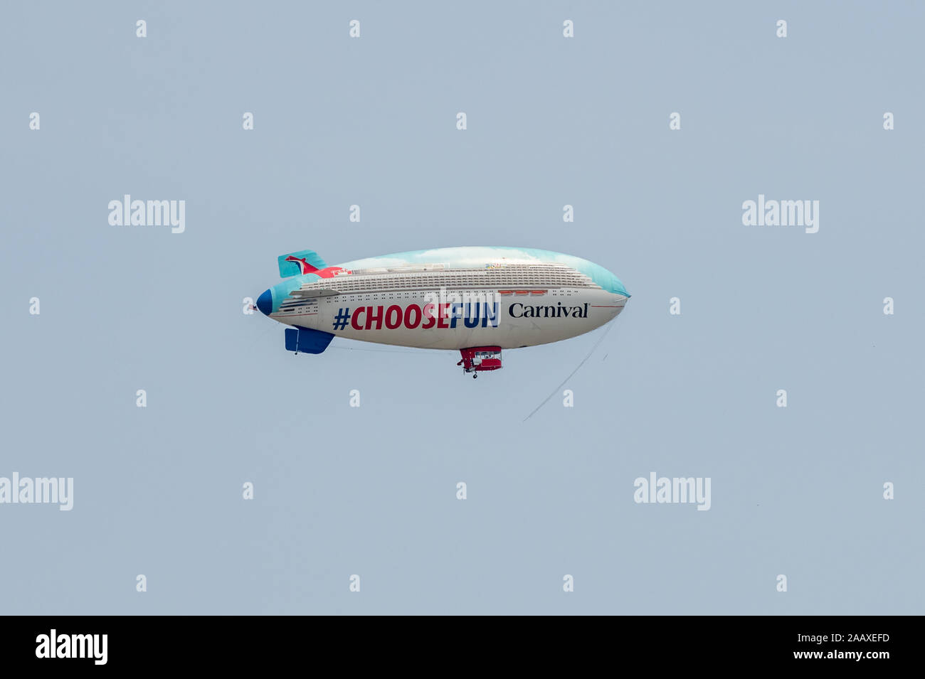 Dirigeable. Un dirigeable sur Philadelphie, conçu comme un bateau de croisière, la publicité la Carnival Cruise Line. Banque D'Images