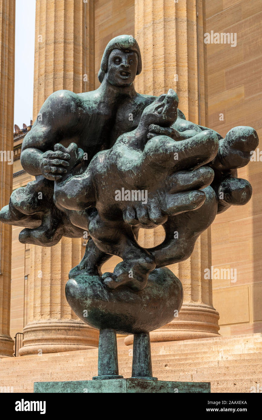 Jacques Lipchitz 1943 sculpture en bronze, Prométhée d'étrangler le charognard, à l'entrée de Philadelphia Museum of Art. Banque D'Images