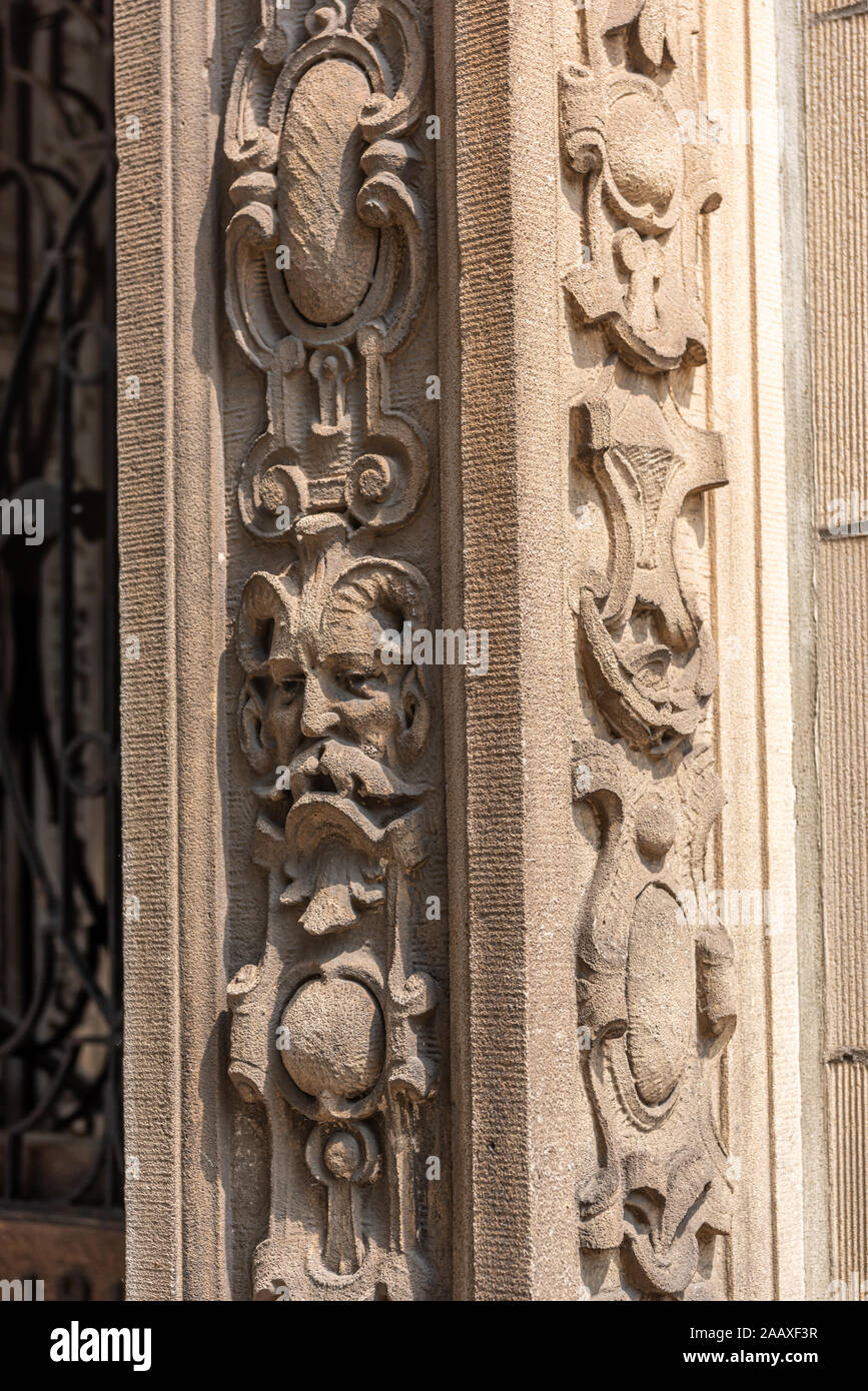 Ornate stone carvings autour de l'entrée à l'Organisation des logis de Théosophes à 1917 Noix de autrefois la maison de William Wannamaker. Banque D'Images