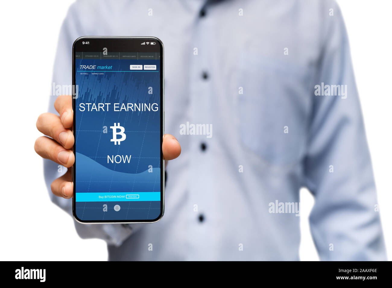 Méconnaissable man gagner des Bitcoins application sur l'écran du smartphone Banque D'Images