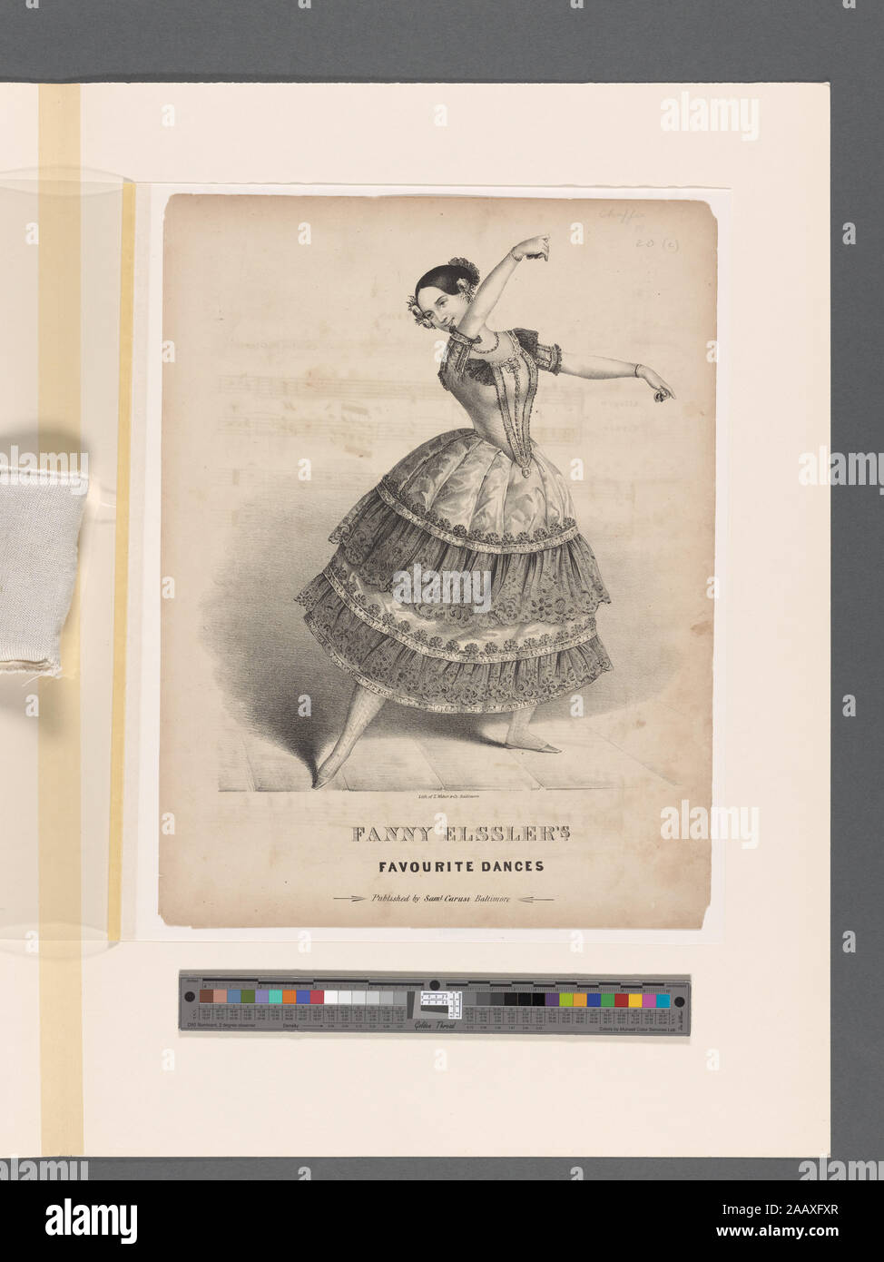 Fanny Elssler danses préférées de toute la longueur à droite, à gauche, la jambe droite a fait à gauche, les deux bras levés, les mains tenant les castagnettes, portant robe élaborée, des fleurs dans les cheveux. ; Fanny Elssler's favorite des danses. Banque D'Images