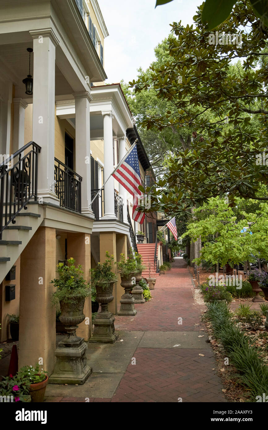 Jones Street à tenir les maisons historiques et ses rues ombragées bordées d'arbres à Savannah georgia usa Banque D'Images