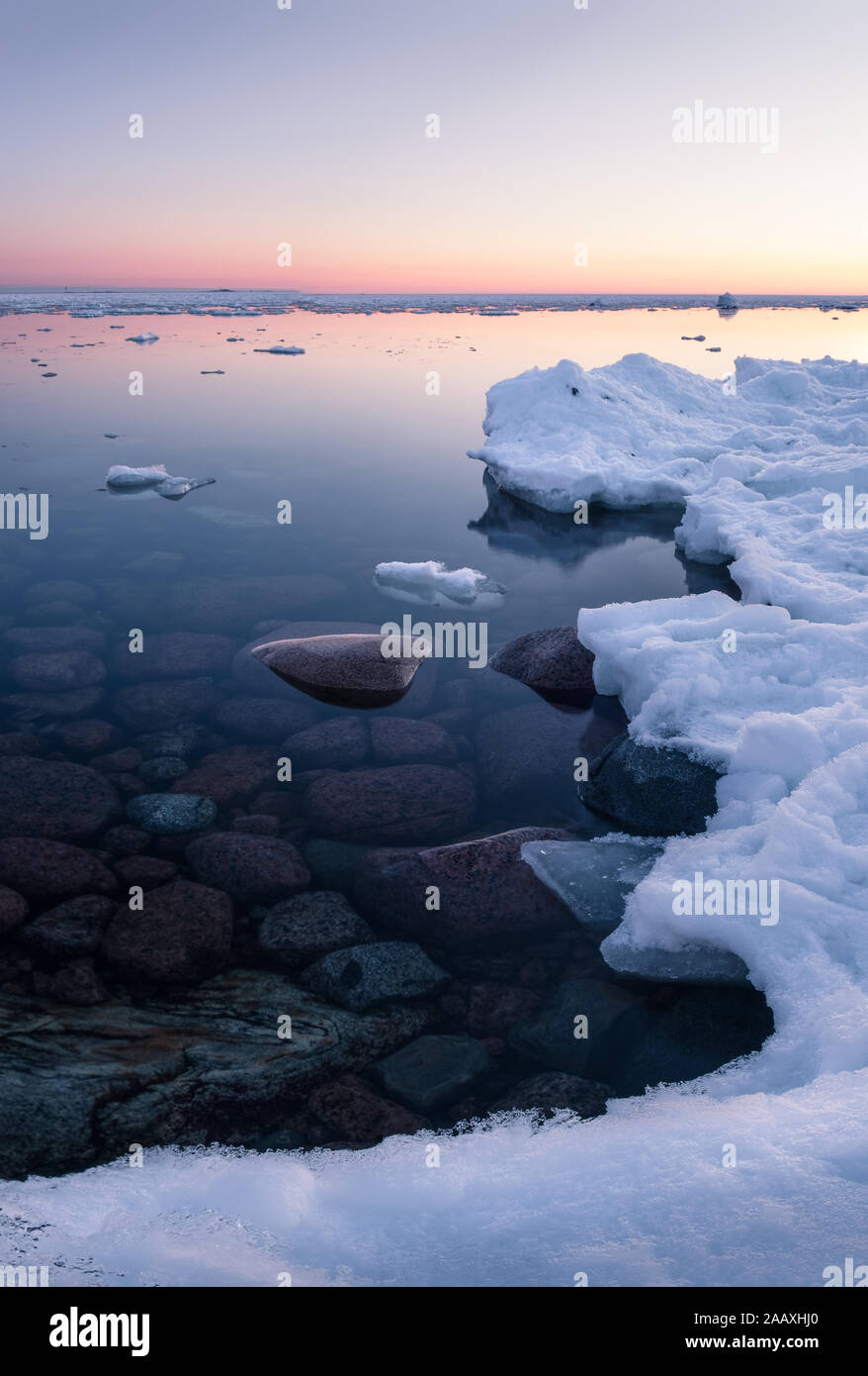 Coucher du soleil d'hiver tranquille avec vue sur la mer et faire fondre la neige propre à belle soirée paisible en Finlande Banque D'Images Coucher du soleil d'hiver tranquille avec vue sur la mer et faire fondre la neige propre à belle soirée paisible en Finlande Banque D'Images