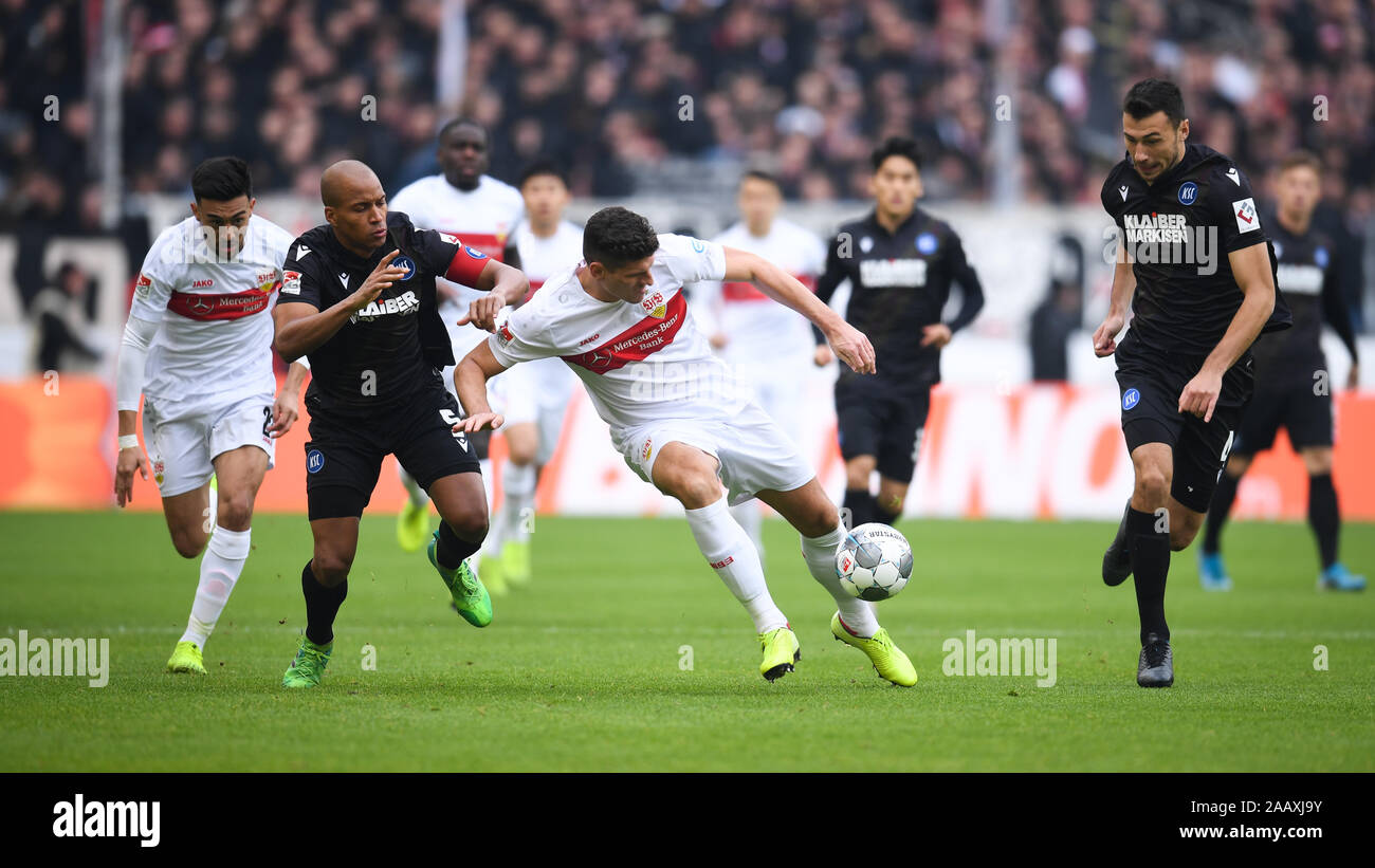 Stuttgart, Allemagne. 24 Nov, 2019. De gauche à droite Nicolas Gonzalez (VfB Stuttgart), David Pisot (KSC), Mario Gomez (VfB Stuttgart), Lukas Froede (KSC). GES/Soccer/2. Bundesliga : le VfB Stuttgart - Karlsruher SC, 24.11.2019 Football/soccer : 2ème ligue : VfB Stuttgart vs Karlsruher SC, Stuttgart, le 24 novembre, 2019 | dans le monde entier : dpa Crédit/Alamy Live News Banque D'Images