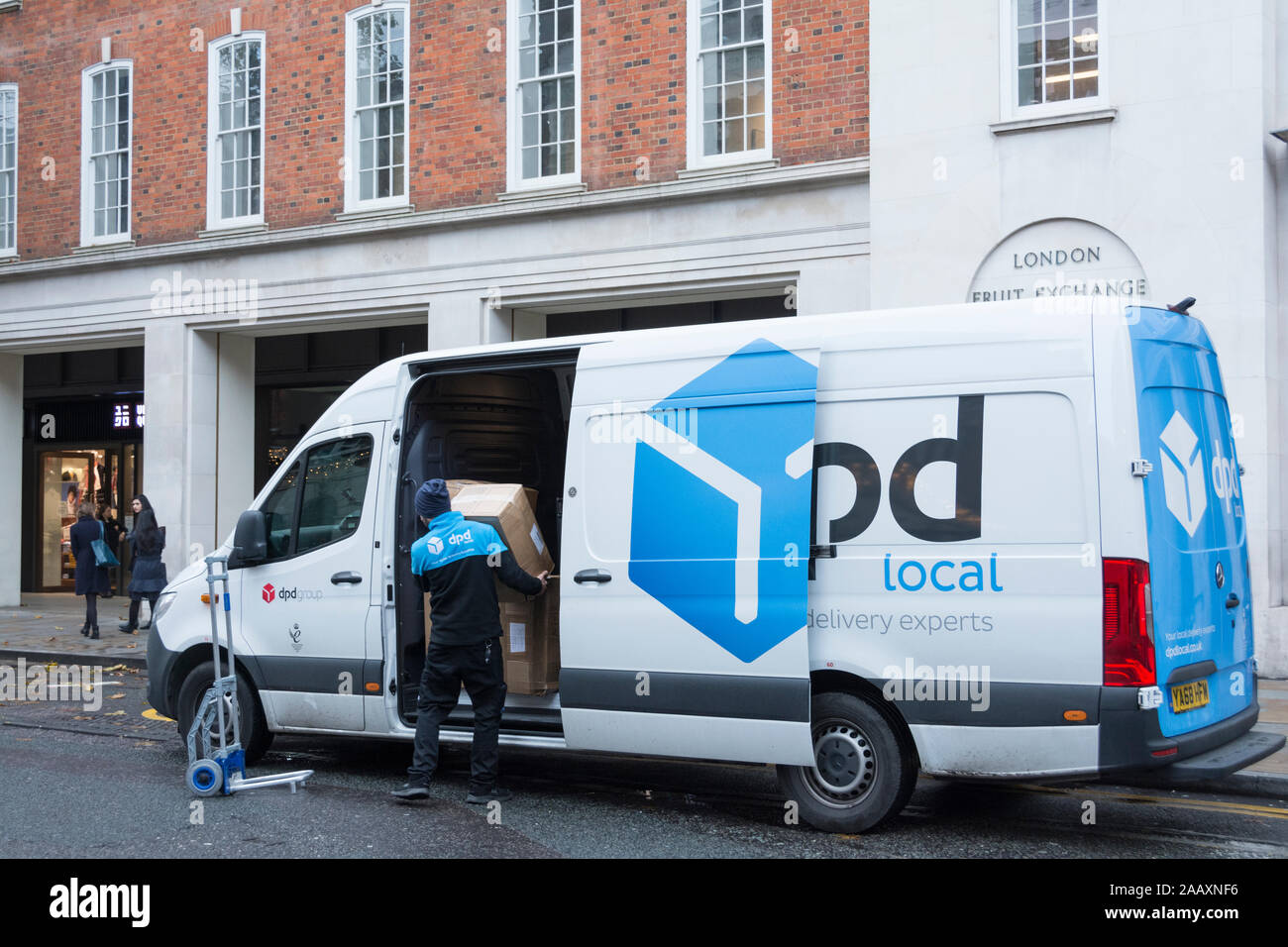 Un camion de livraison locale de la DPD sur Brushfield Street, Spitalfields, Londres, UK Banque D'Images