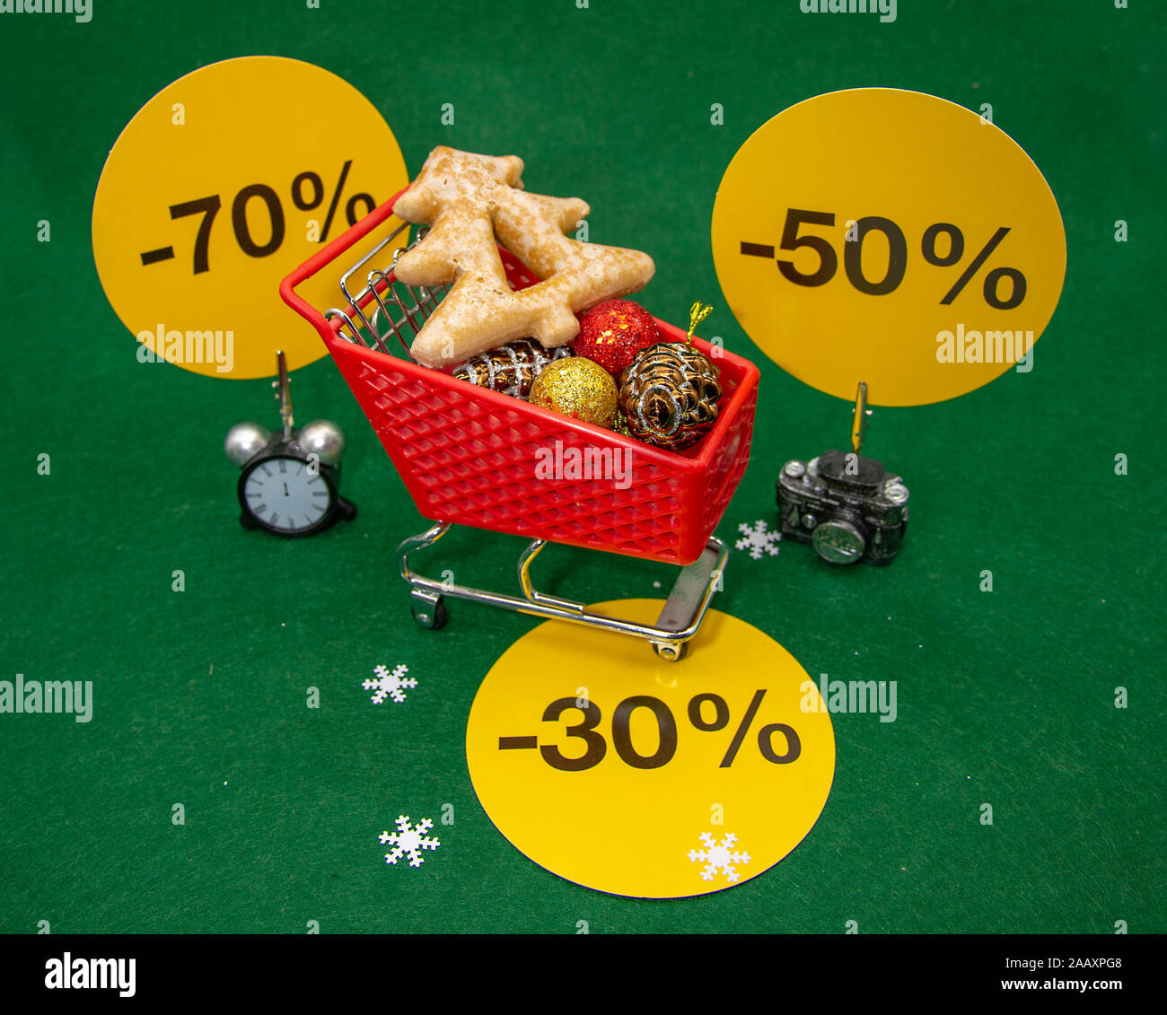 Vente de Noël. Panier avec décoration de Noël Banque D'Images