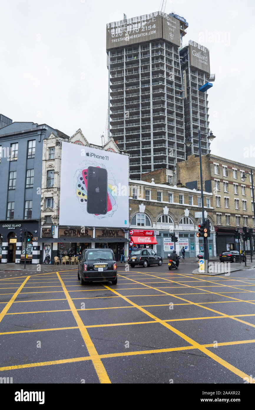 Apple iPhone 11 billboard à Shoreditch, London, UK Banque D'Images