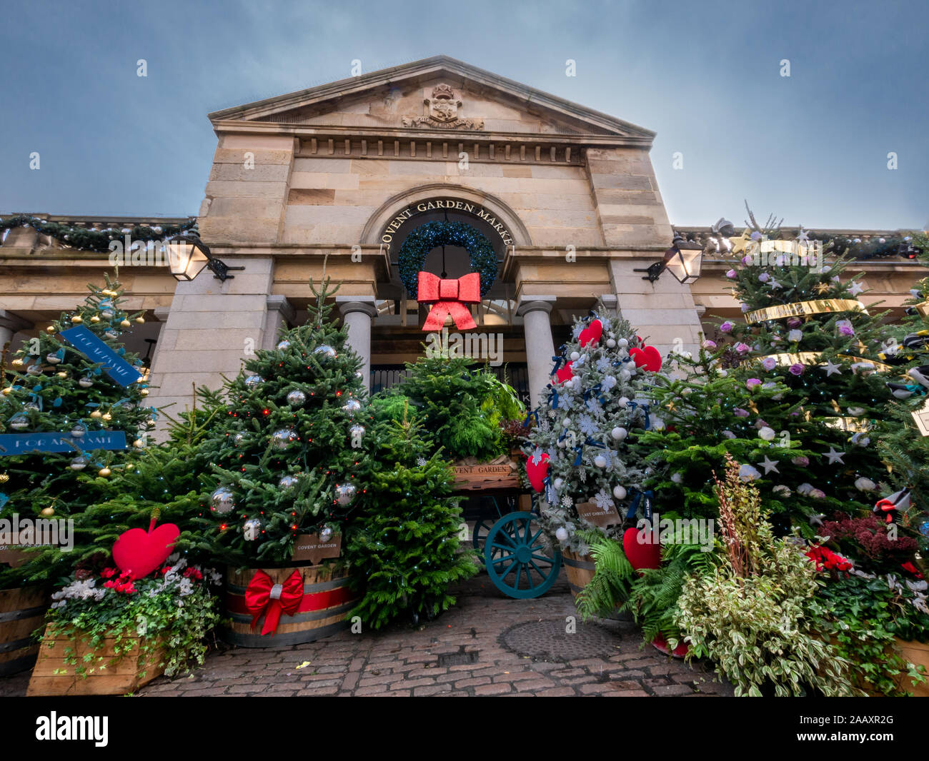 Londres, Angleterre, Royaume-Uni - 15 novembre 2019 : scène de Noël avec des décorations de l'arbre en plein air sur la place de la ville de Covent Garden en hiver maison de vacances Banque D'Images