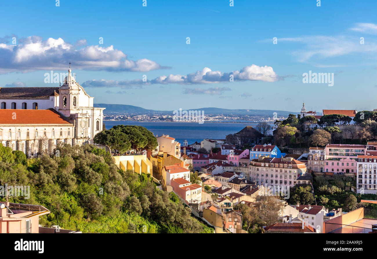 La ville de Lisbonne à partir de l'air, vue sur le toit des lieux touristiques historiques de la capitale en une journée ensoleillée au Portugal Banque D'Images