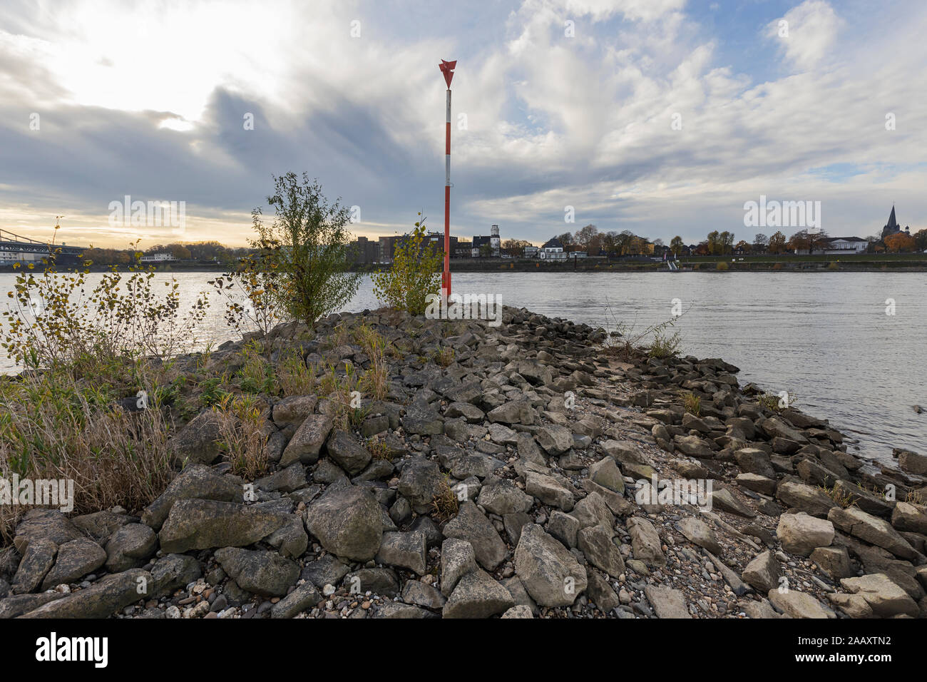 Krefeld-Uerdingen - Vue de brise-lames pour Rhin et de monuments célèbres, Rhénanie du Nord-Westphalie, Allemagne, 23.11.2019 Banque D'Images