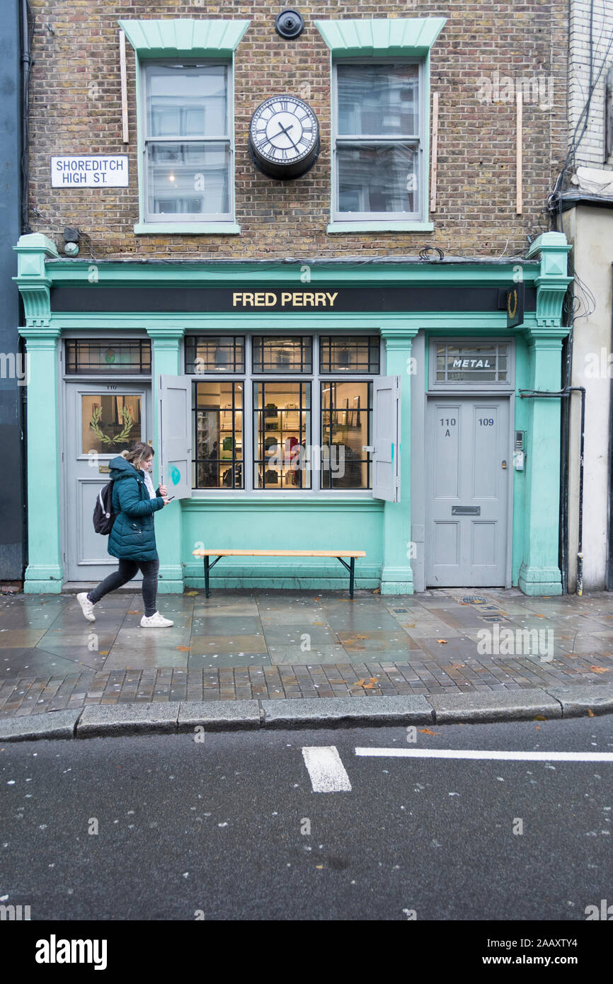 Fred Perry des passants sur Shoreditch High Street, London, London, E1, UK Banque D'Images