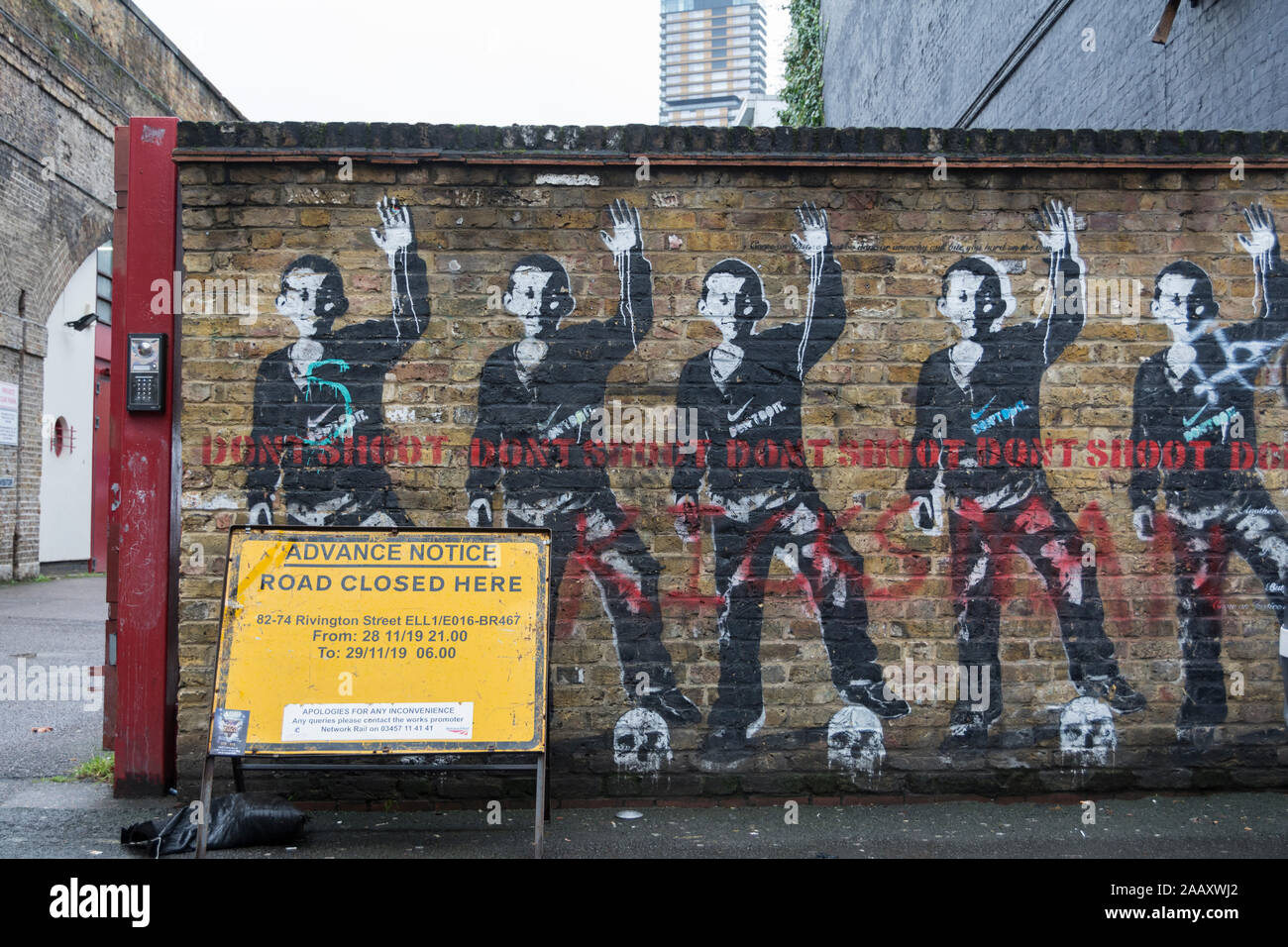 Don't Shoot street art par Bambi on Rivington Street, London, UK Banque D'Images