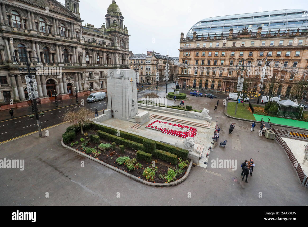 Glasgow, Royaume-Uni. 24 novembre 2019, Glasgow, Royaume-Uni. Dans le cadre de célébrations festives de Glasgow, le marché de Noël officiellement ouvert ses portes dans le quartier de George Square avec une fête foraine, des boutiques de cadeaux et chalets la vente d'un choix de plats internationaux. George Square est traditionnellement le centre de la ville, les célébrations et tous les coins sont préparés pour les milliers de touristes qui vont visiter la ville et les marchés. La ville s'est assuré que le cénotaphe a été bien entretenu. Credit : Findlay/Alamy Live News Banque D'Images