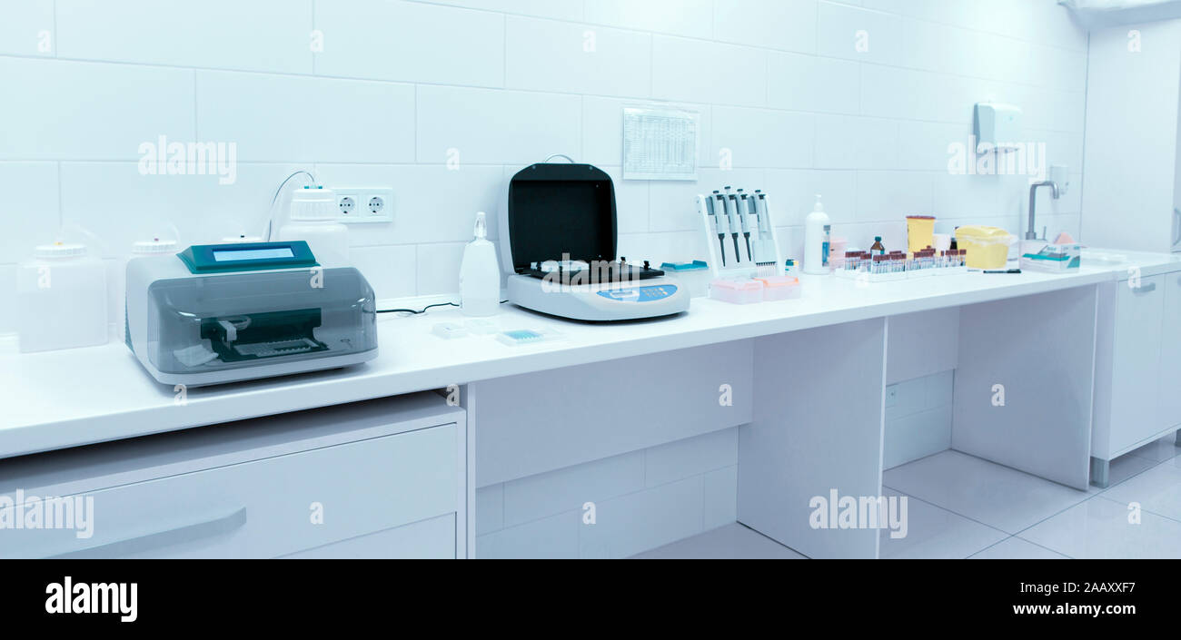 La lumière avec des équipements de laboratoire modernes sur la table Banque D'Images