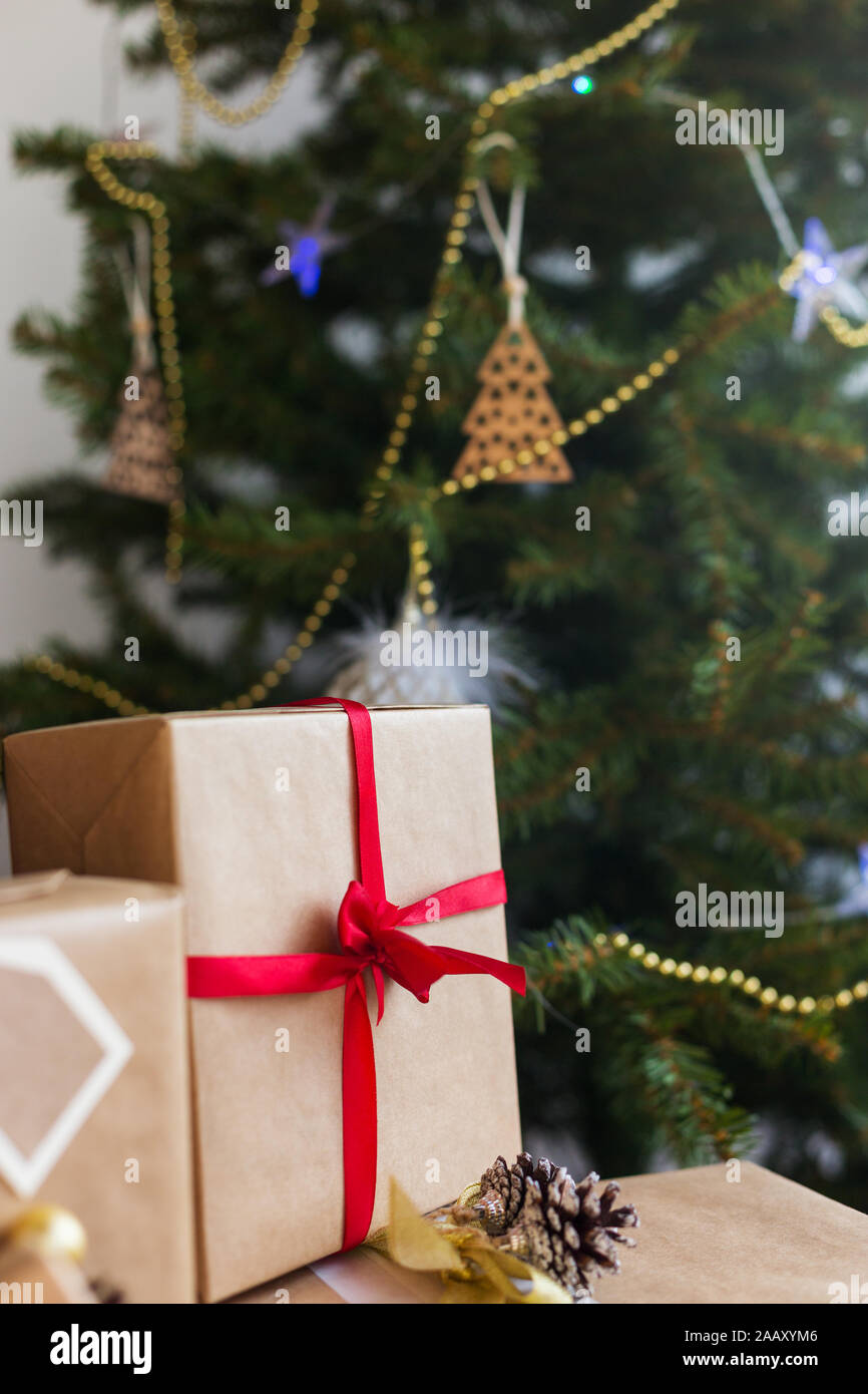 Arbre de Noël avec les cases de l'actuel. Des rubans rouge et blanc sur du papier craft. Concept de vacances banner Banque D'Images Arbre de Noël avec les cases de l'actuel. Des rubans rouge et blanc sur du papier craft. Concept de vacances banner Banque D'Images