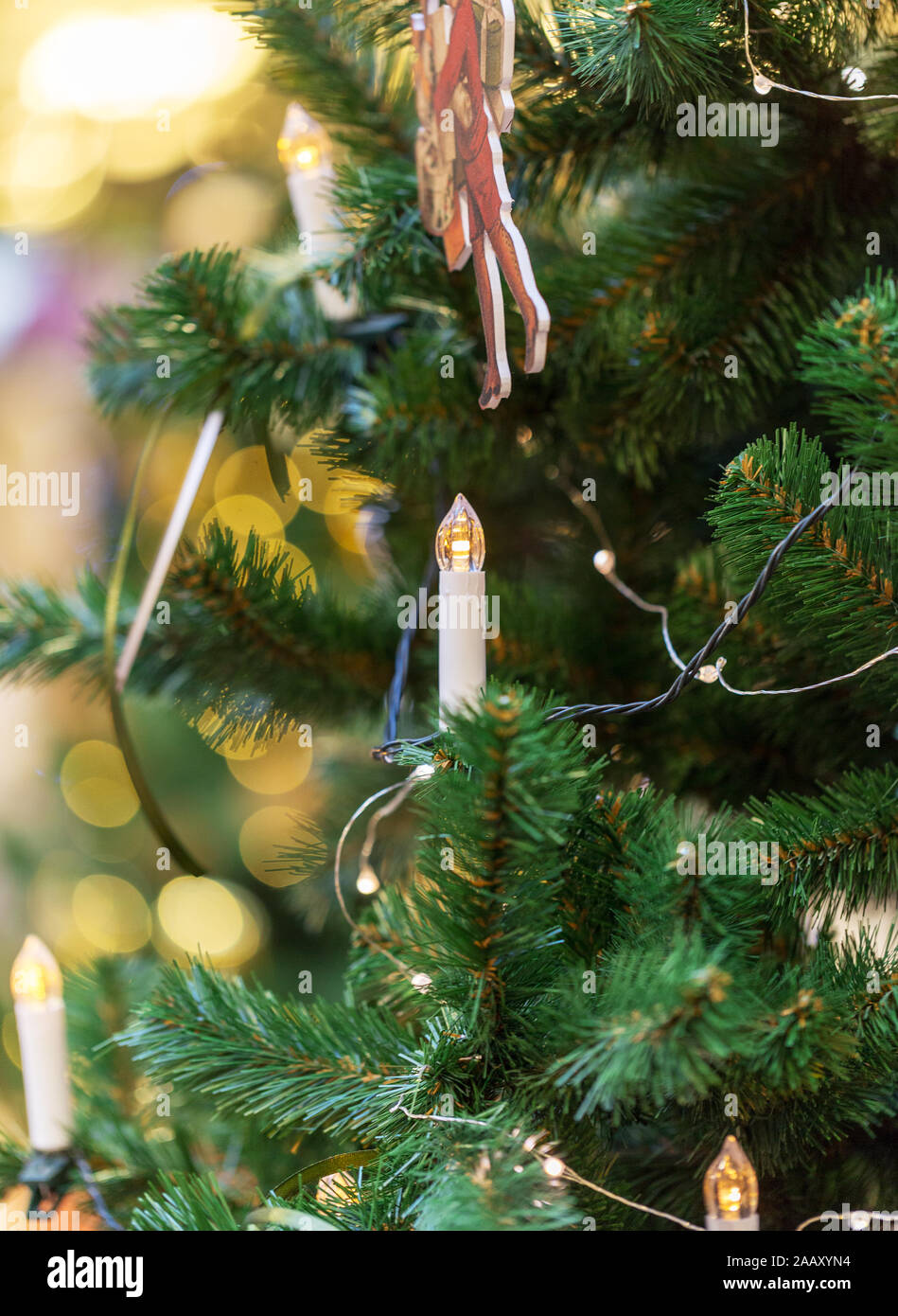 Bougie de Noël sur l'arbre avec décor de vacances que les jouets et les lumières. Concept de photo de fête pour le texte Banque D'Images Bougie de Noël sur l'arbre avec décor de vacances que les jouets et les lumières. Concept de photo de fête pour le texte Banque D'Images