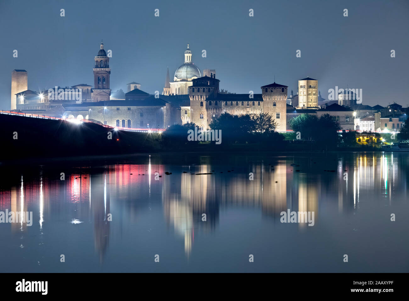 Mantova se reflète sur le lac au milieu de la rivière Mincio. La ville est l'un des principaux centres de la Renaissance italienne et européenne. L'Italie. Banque D'Images