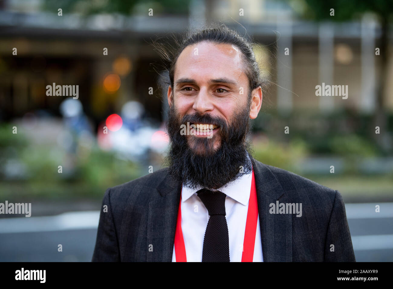 Nagoya, Japon. 23 Nov, 2019. Sascha Kienzle, Conseiller de légation au Ministère fédéral des affaires étrangères, se dresse face à l'hôtel de conférence et prépare une déclaration du ministre des Affaires étrangères. La réunion des ministres des affaires étrangères du G20 marque la fin de la présidence japonaise du Groupe des 19 principaux pays industrialisés et les pays émergents et de l'Union européenne. Crédit : Bernd von Jutrczenka/dpa/Alamy Live News Banque D'Images