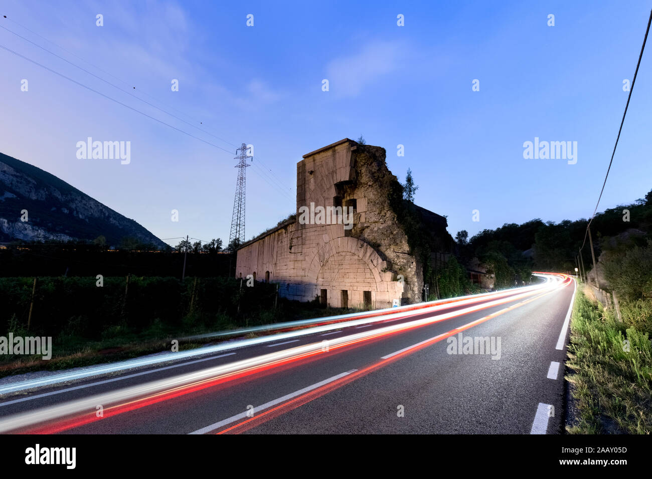 Fort Incanal : à la fin du XIXe siècle, il a eu la tâche de défendre la route vers Vérone. Rivoli Veronese, Province De Vérone, Vénétie, Italie. Banque D'Images