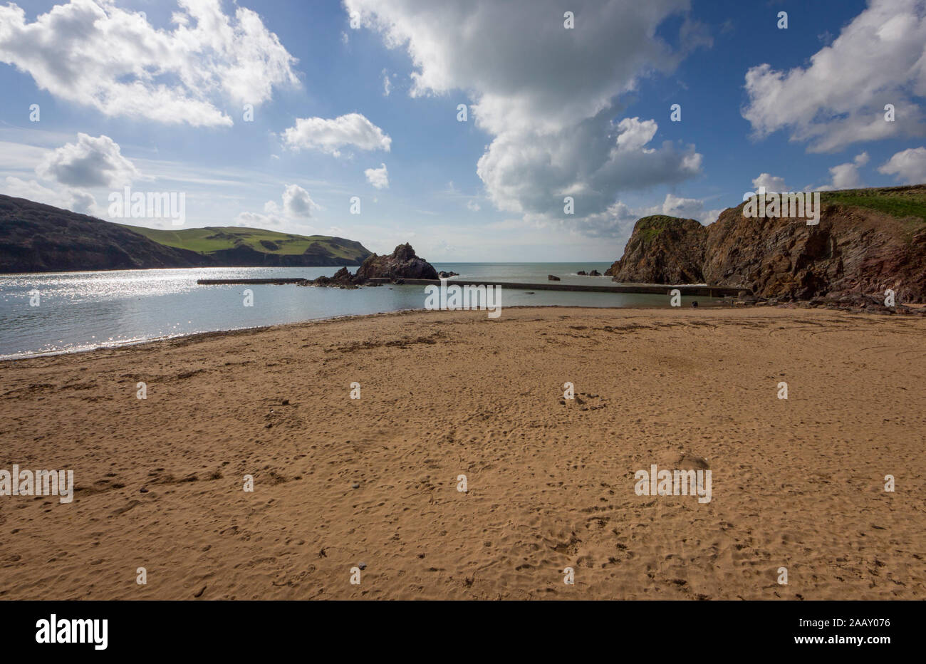 La plage principale (Harbour Beach) à Hope Cove, sur la côte sud du Devon en Angleterre, sur une belle journée ensoleillée. Banque D'Images