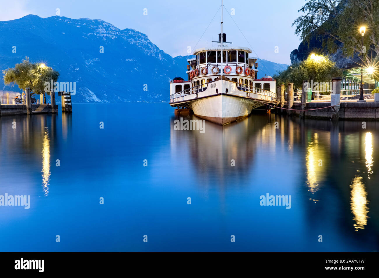 Le bateau à moteur 'Italia' est amarré au port de Riva del Garda. C'est l'un des plus anciens navires qui naviguent sur les lacs italiens. Trentin, Italie. Banque D'Images