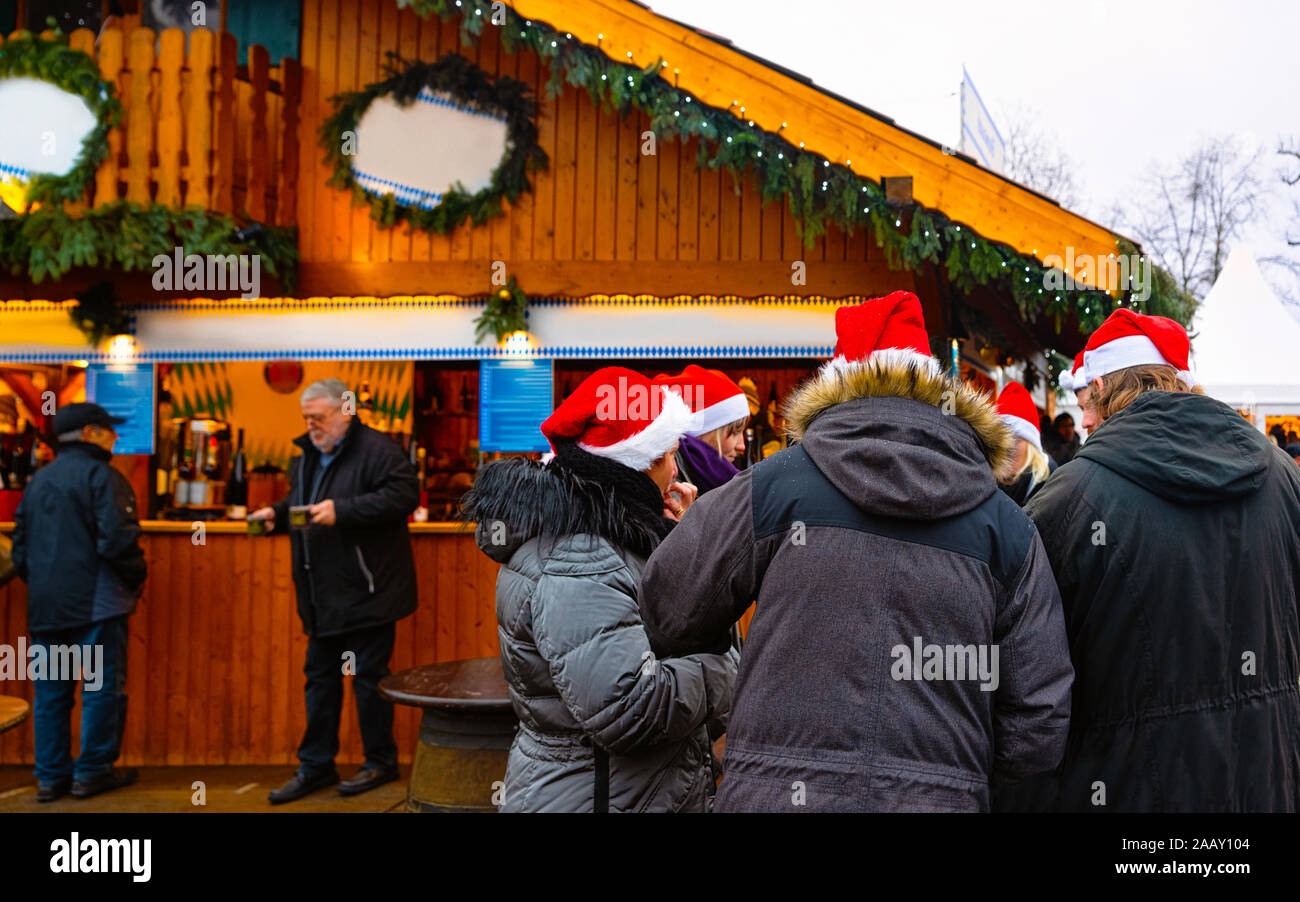 Les gens de manger et boire à cale sur marché de Noël réflexe Charlottenburg Banque D'Images