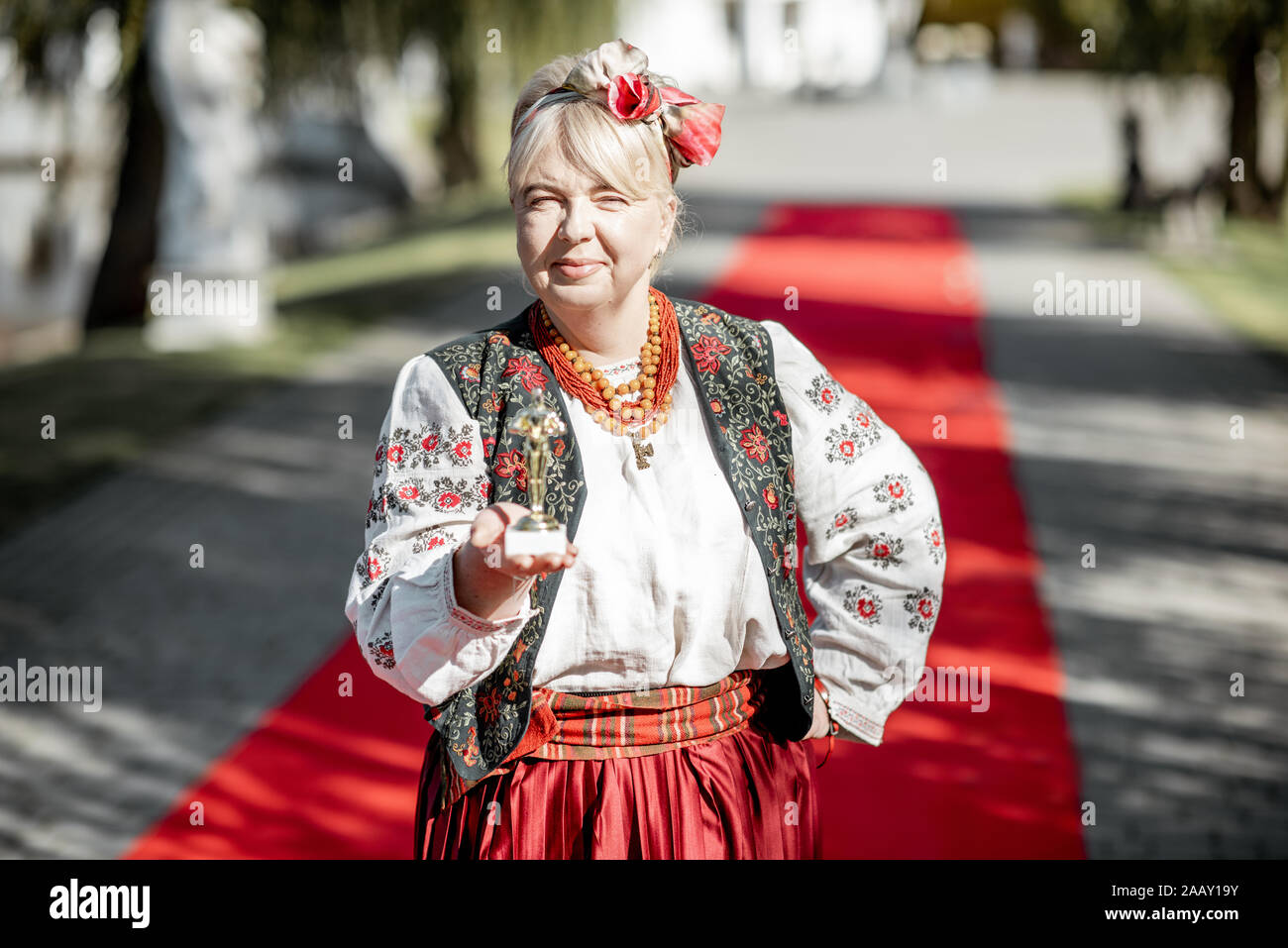 Portrait d'une femme habillée en costume national ukrainien comme une actrice sur le tapis rouge au cours awards ceremon Banque D'Images