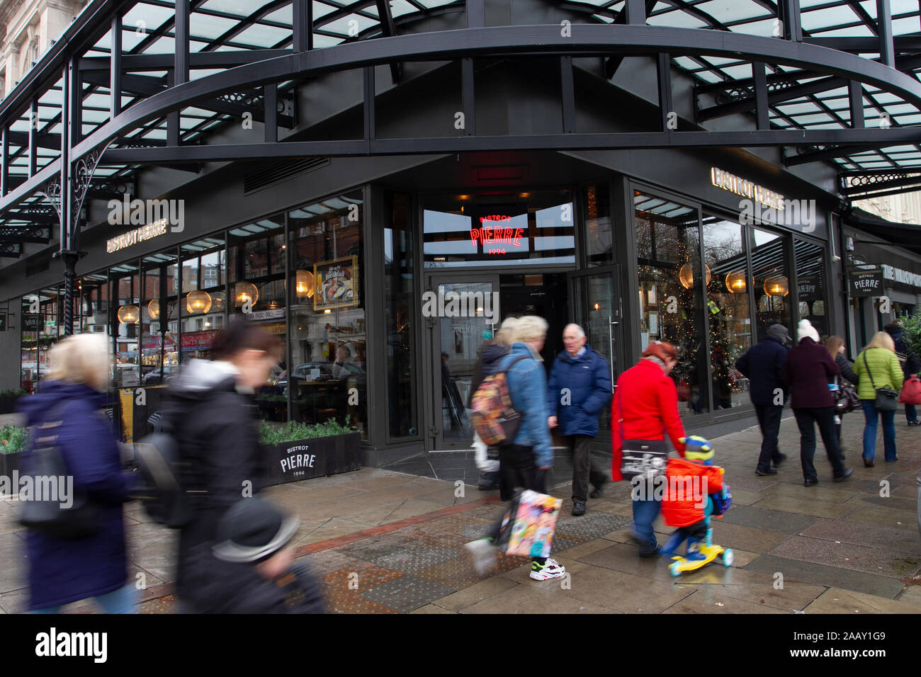 Southport, Merseyside, UK 24 novembre. Cuisine française au bistrot Pierre ; centre ville Vendredi Noir d'obtenir en cours dans Lord Street, comme acheteurs de Noël profitez de bonnes affaires. /AlamyLiveNews MediaWorldImages:Crédit Banque D'Images