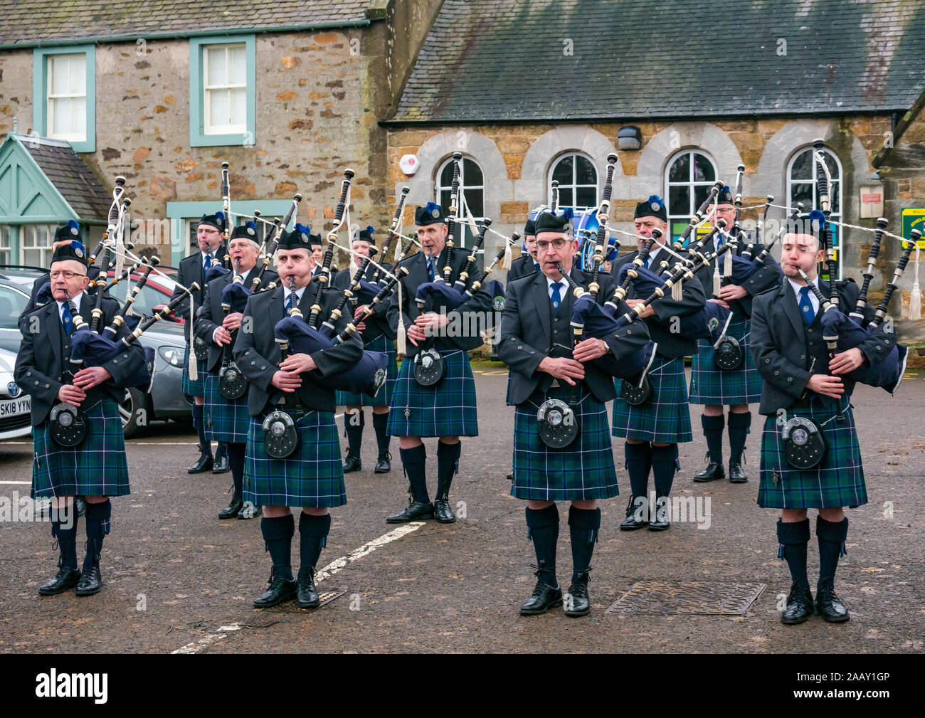 Athelstaneford, East Lothian, Écosse, Royaume-Uni. 24 novembre 2019. Festival de la Saltire : le premier jour du festival annuel marquant la Saint-André a lieu dans le lieu de naissance du drapeau national écossais où la saltire est apparue dans le ciel comme un bon présage lorsque les Pictes & Scots ont vaincu les Saxons menés par l'Athelstan. Haddington Pipe Band à l'école primaire d'Athelstaneford Banque D'Images