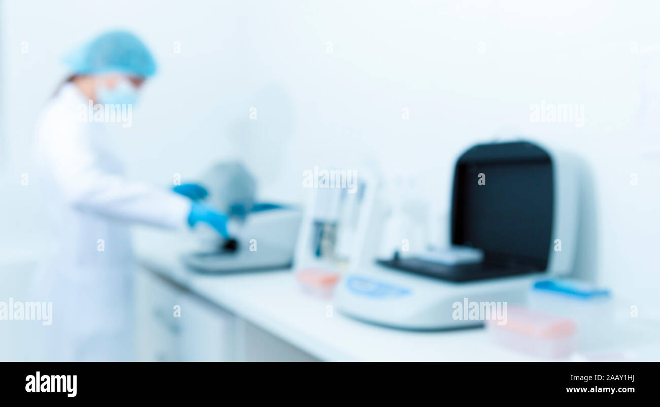 Troubles de la photo d'une femme travaillant dans un laboratoire moderne Banque D'Images