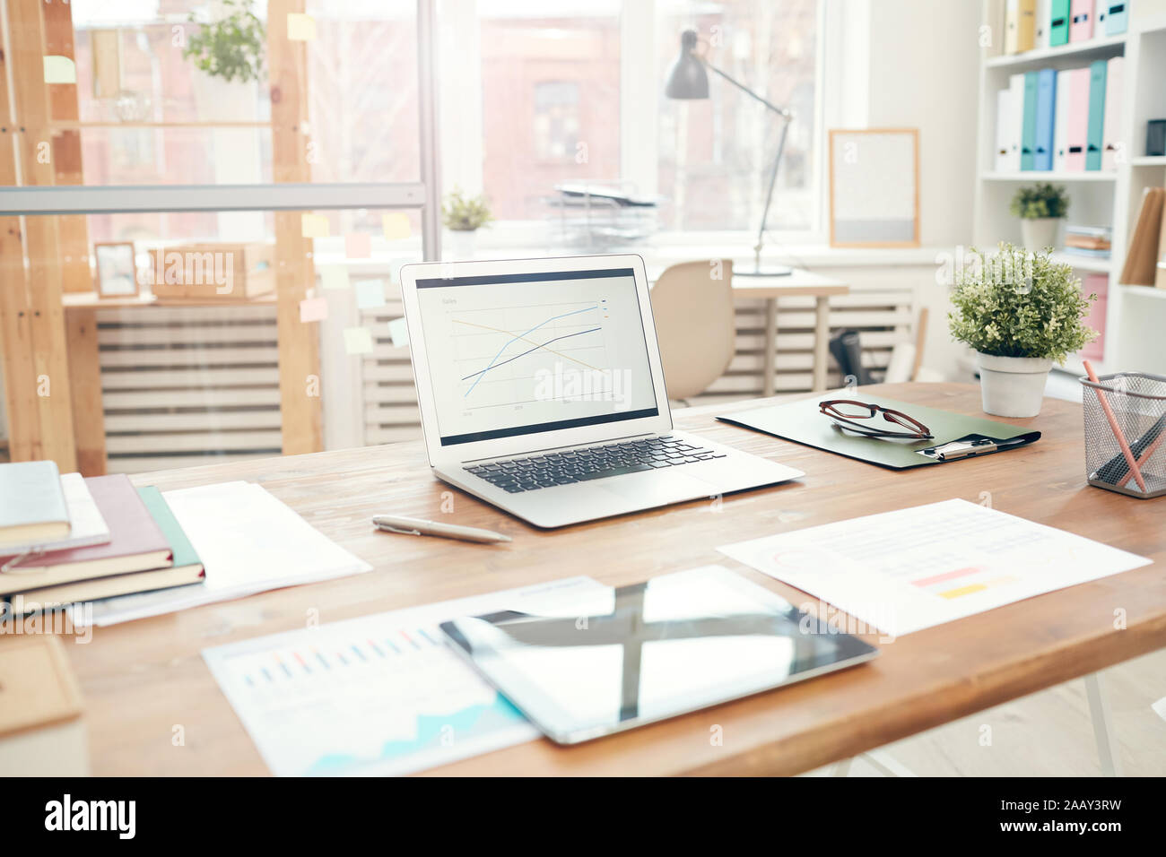 Image de fond de bureau moderne avec l'intérieur de l'ordinateur portable sur une table en bois, la conception des lieux de travail concept, copy space Banque D'Images