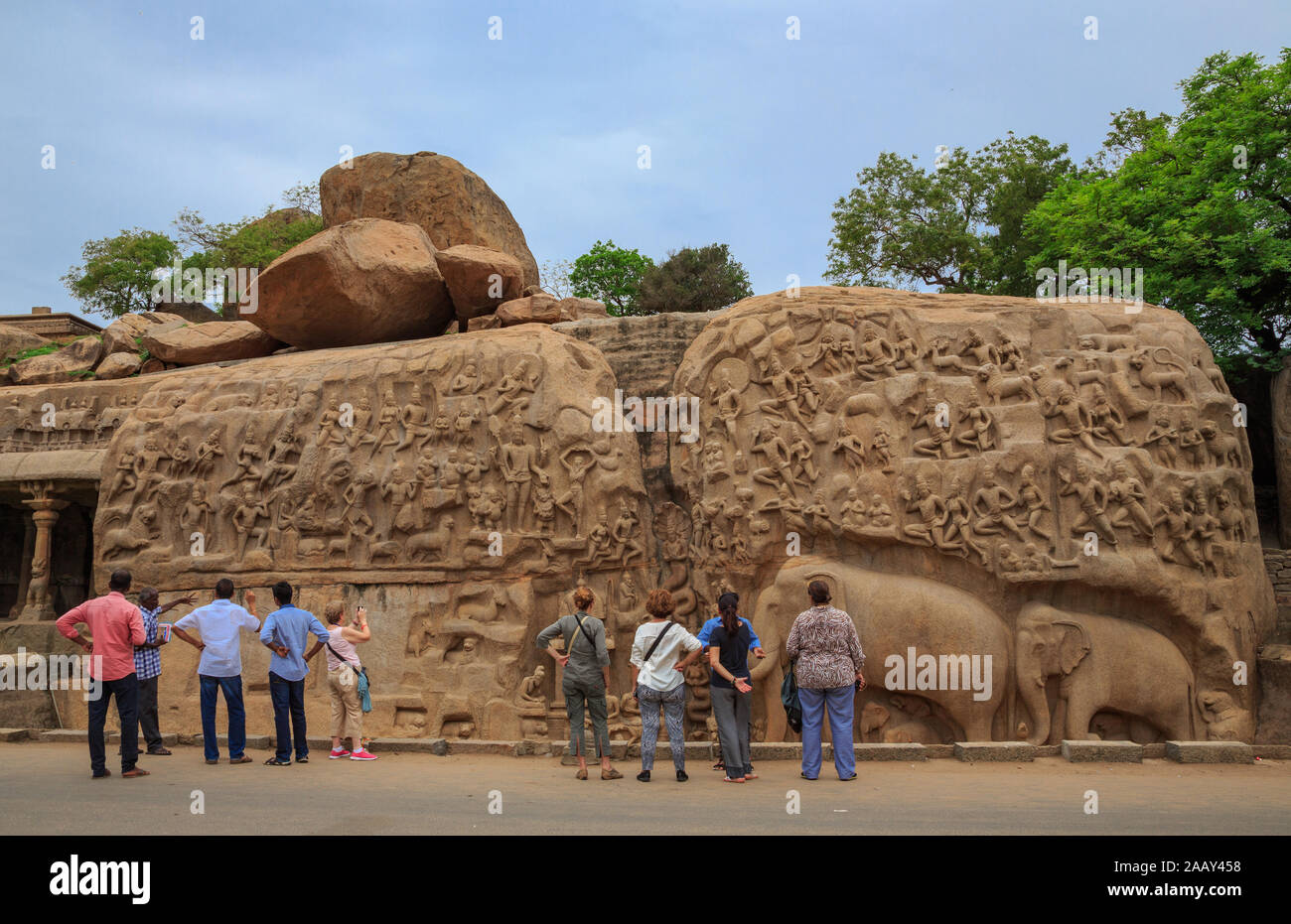 Les touristes appréciant la beauté de la pénitence d'Arjuna - La célèbre architecture de pierre monolithique de Mahabalipuram (Inde) Banque D'Images
