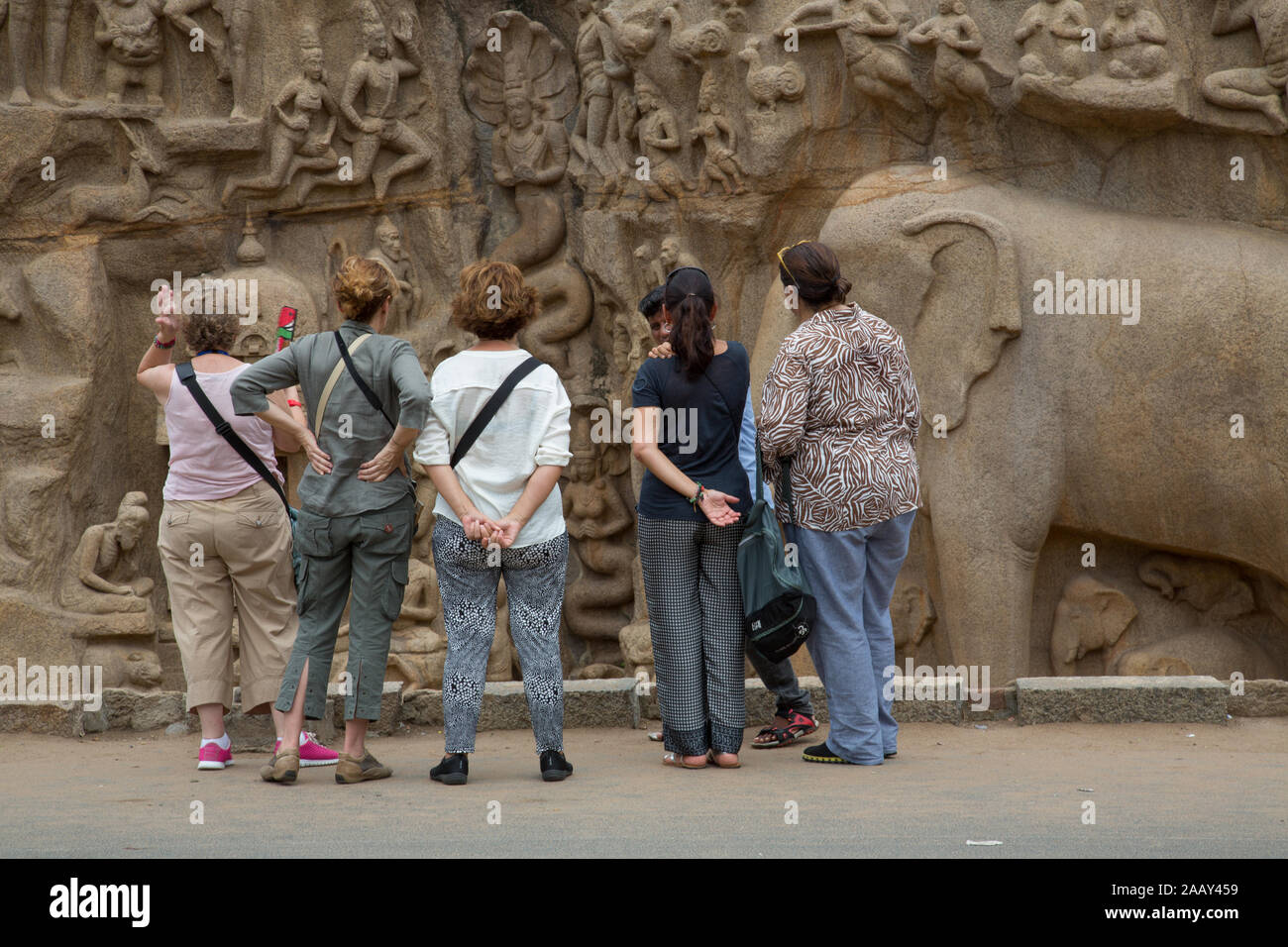 Les touristes appréciant la beauté de la pénitence d'Arjuna - La célèbre architecture de pierre monolithique de Mahabalipuram (Inde) Banque D'Images