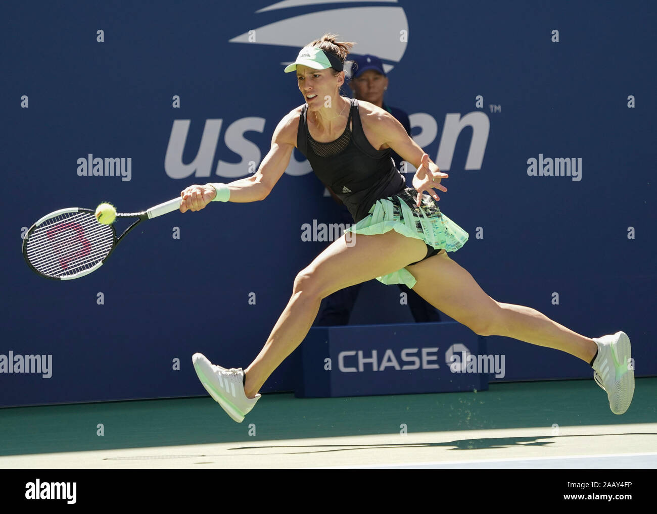 Joueuse de tennis allemande Andrea Petkovic (GER) jouant un coup droit,  tourné pendant le tournoi de tennis de l'US Open 2019, New York City, New  York State, USA Photo Stock - Alamy